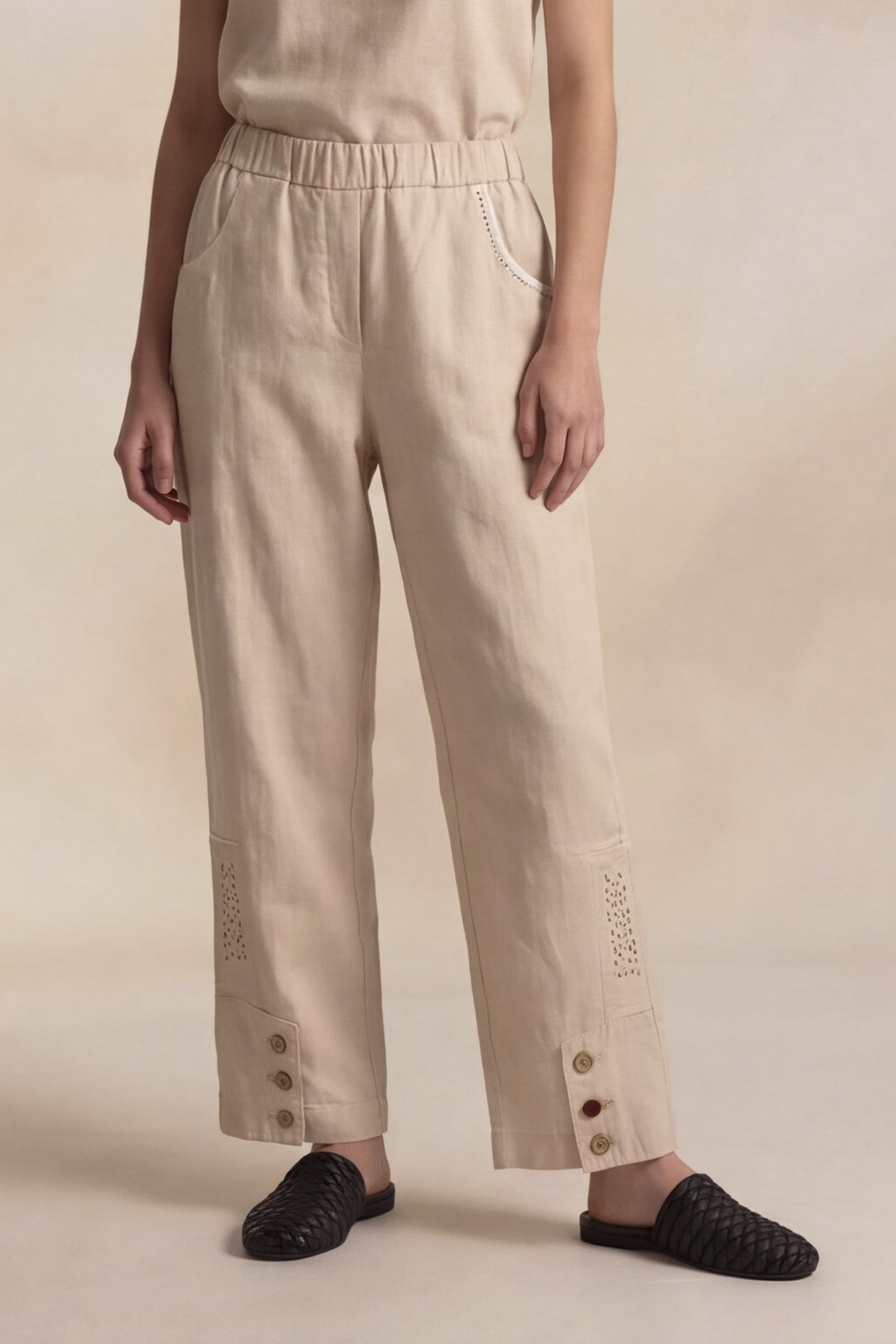Completo in lino con dettagli sartoriali