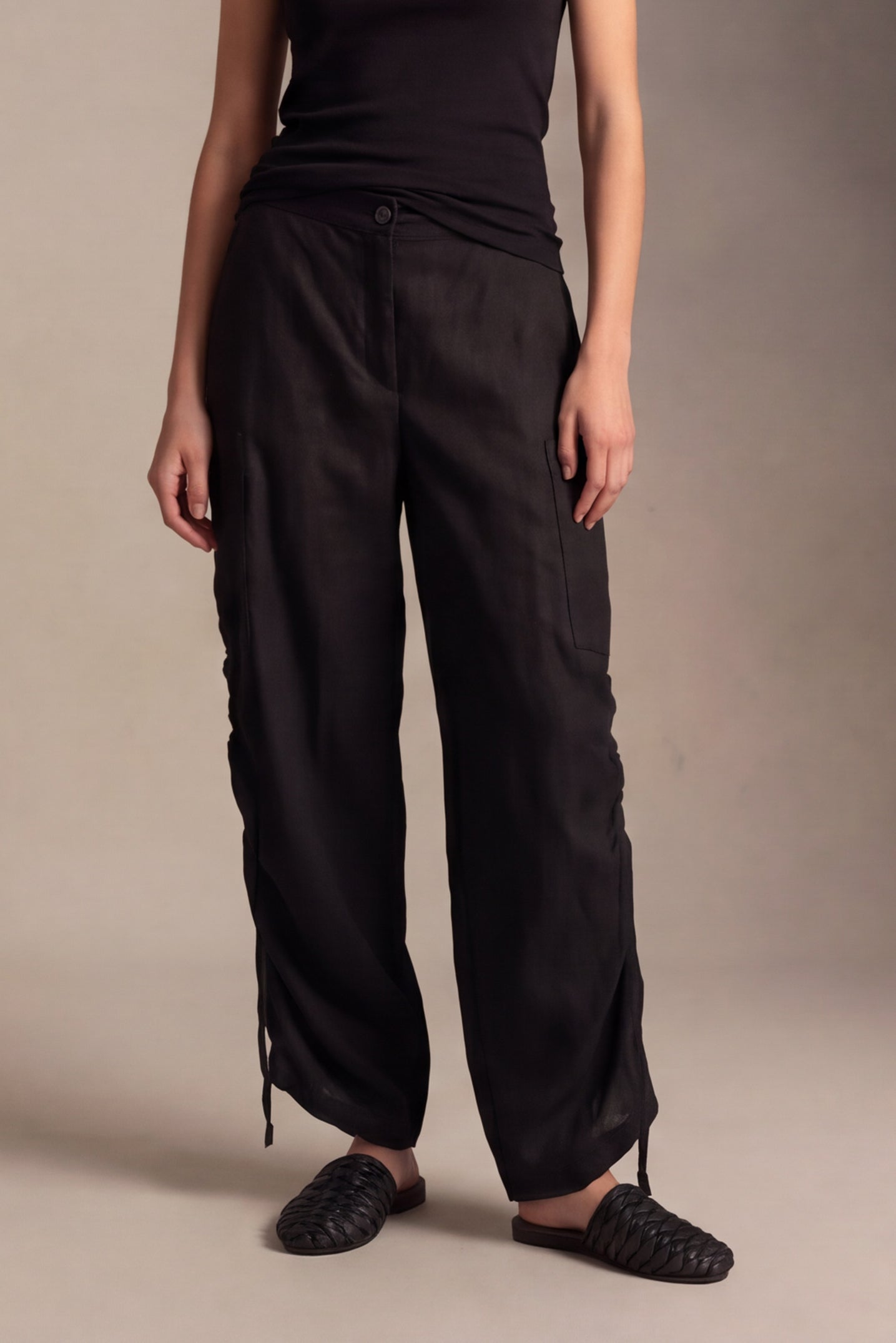 Pantalone in lino con dettagli arricciati