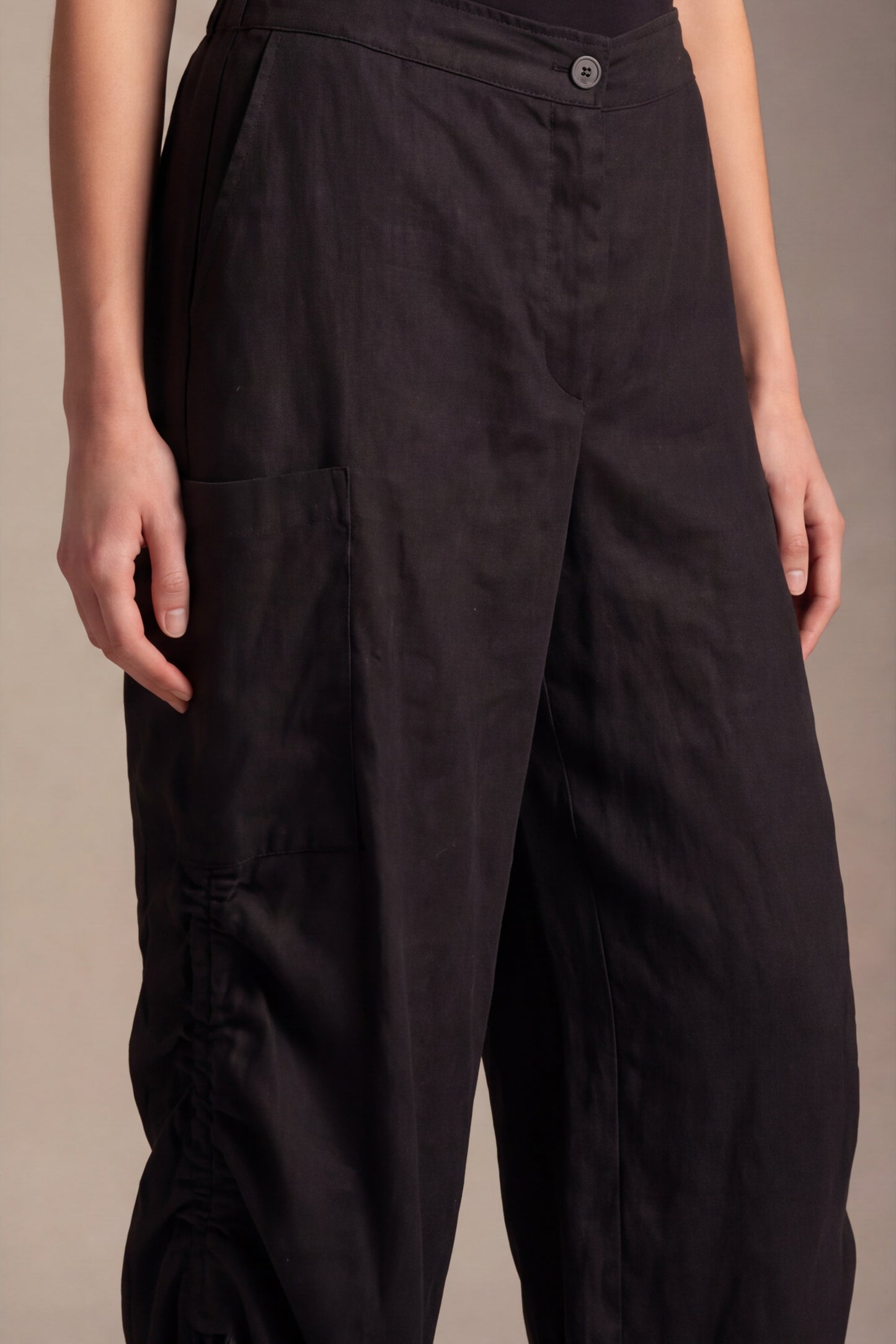 Pantalone in lino con dettagli arricciati