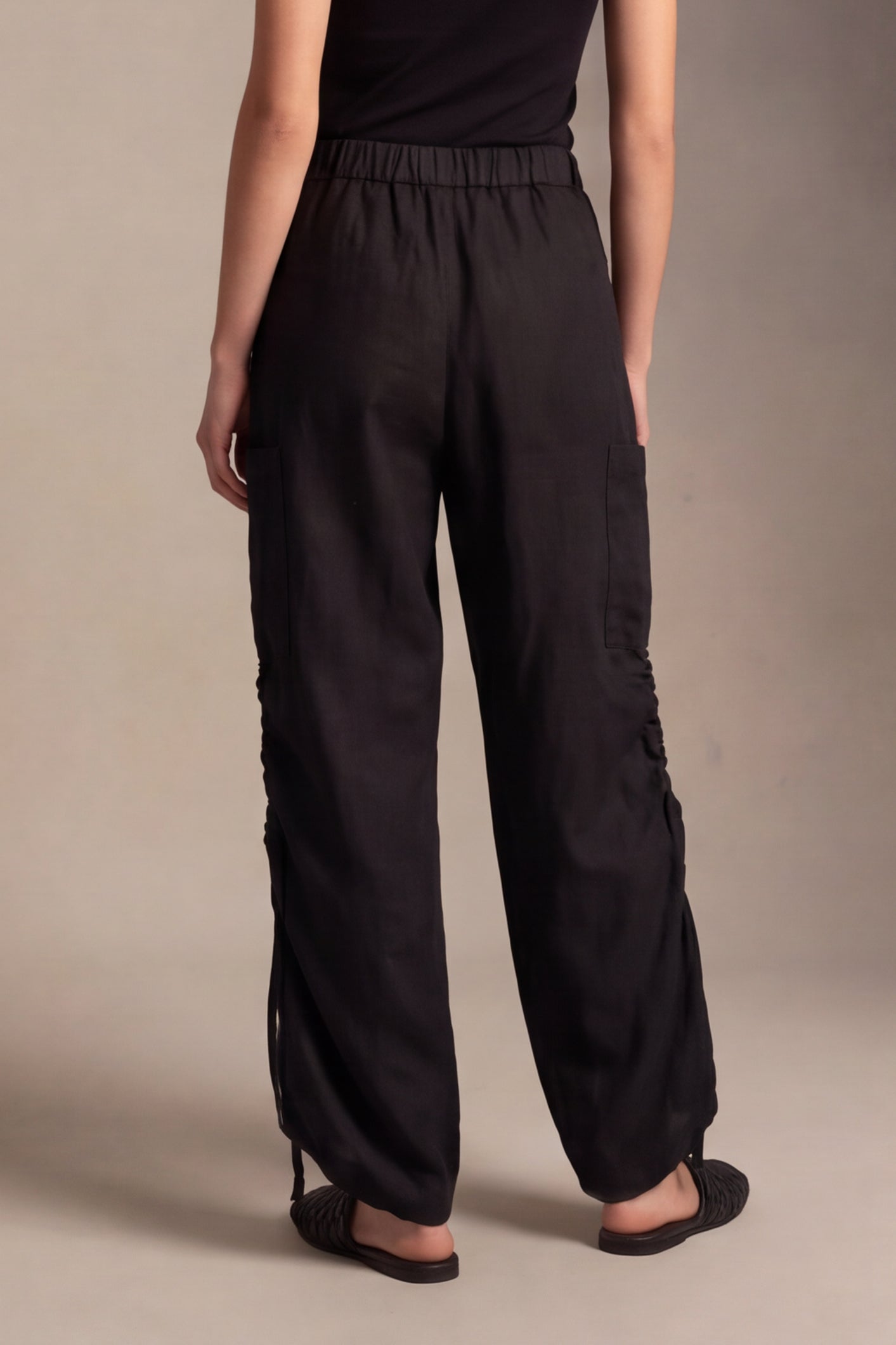 Pantalone in lino con dettagli arricciati