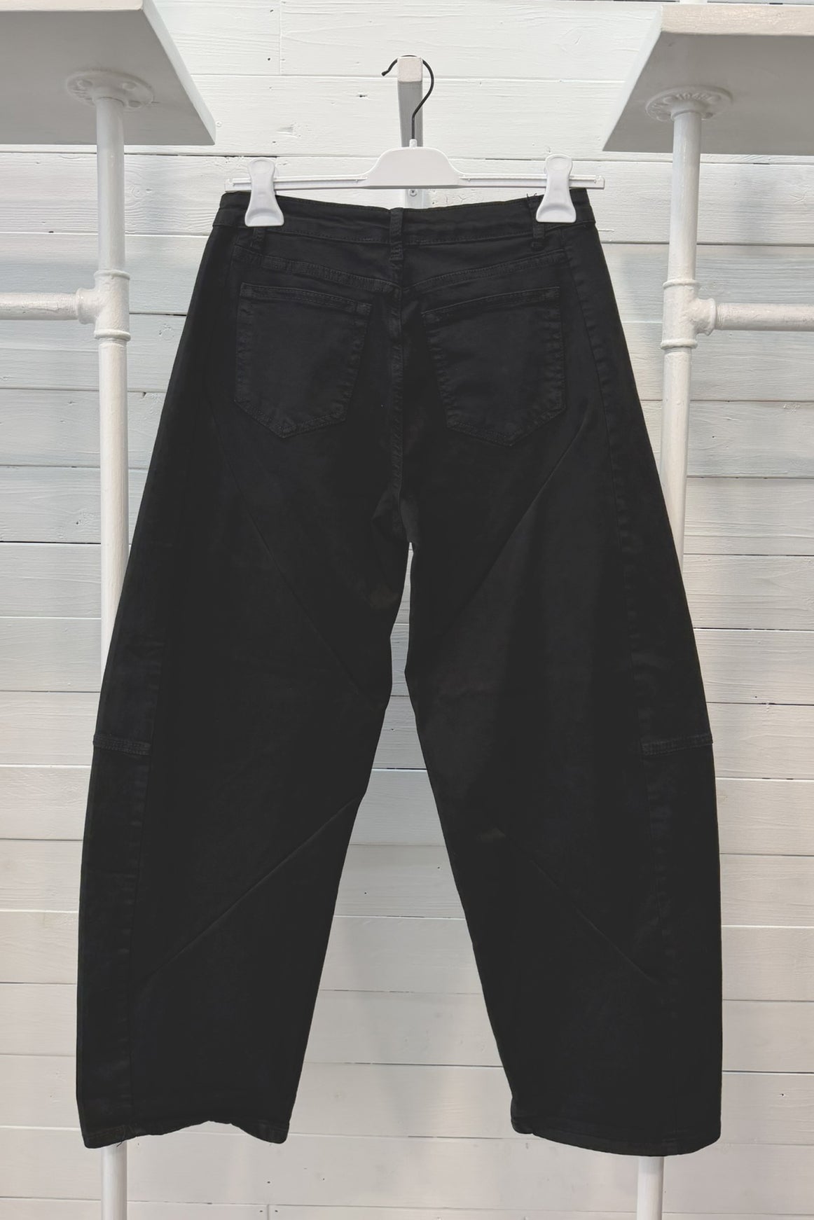 Pantalone wide leg con tagli geometrici
