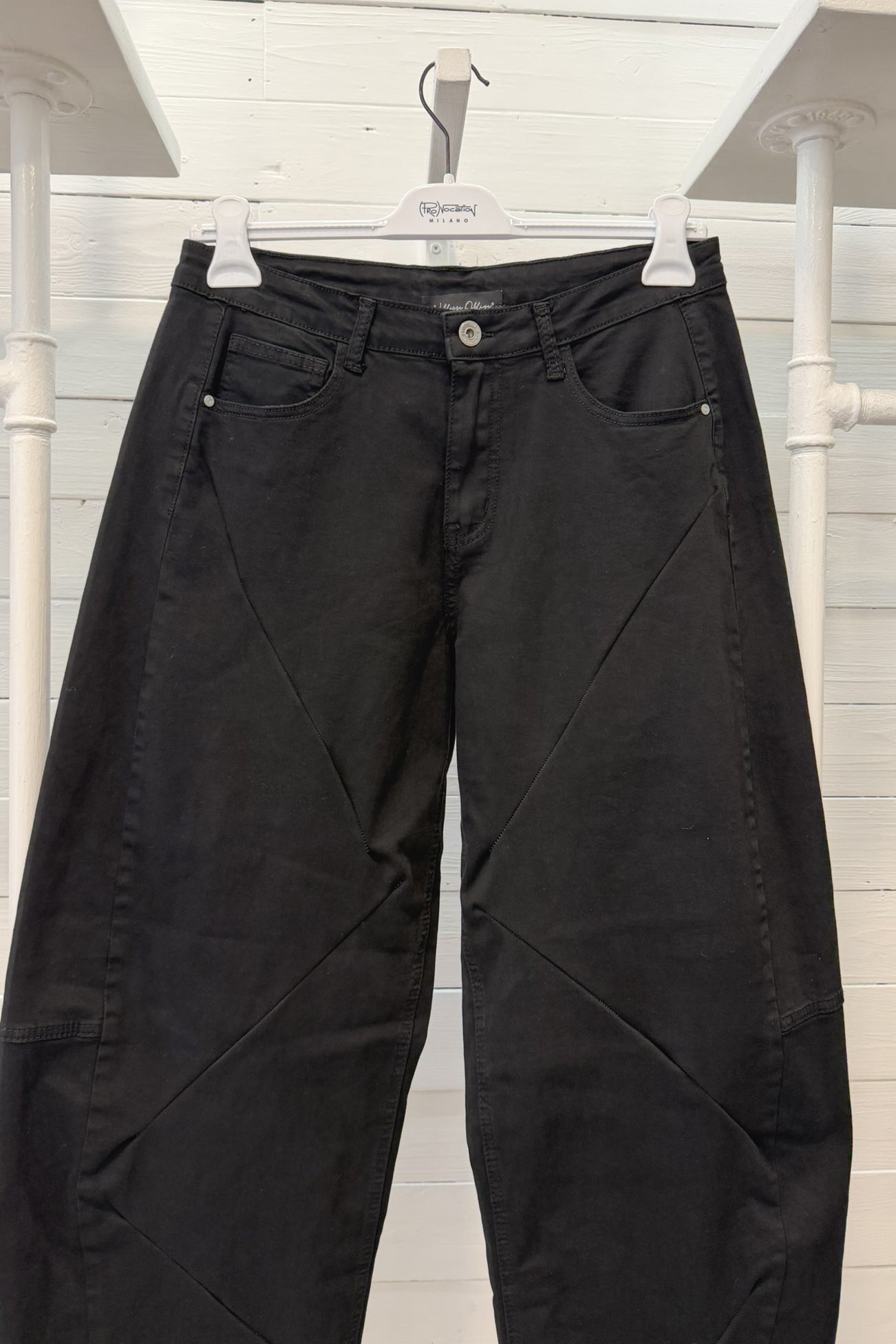 Pantalone wide leg con tagli geometrici