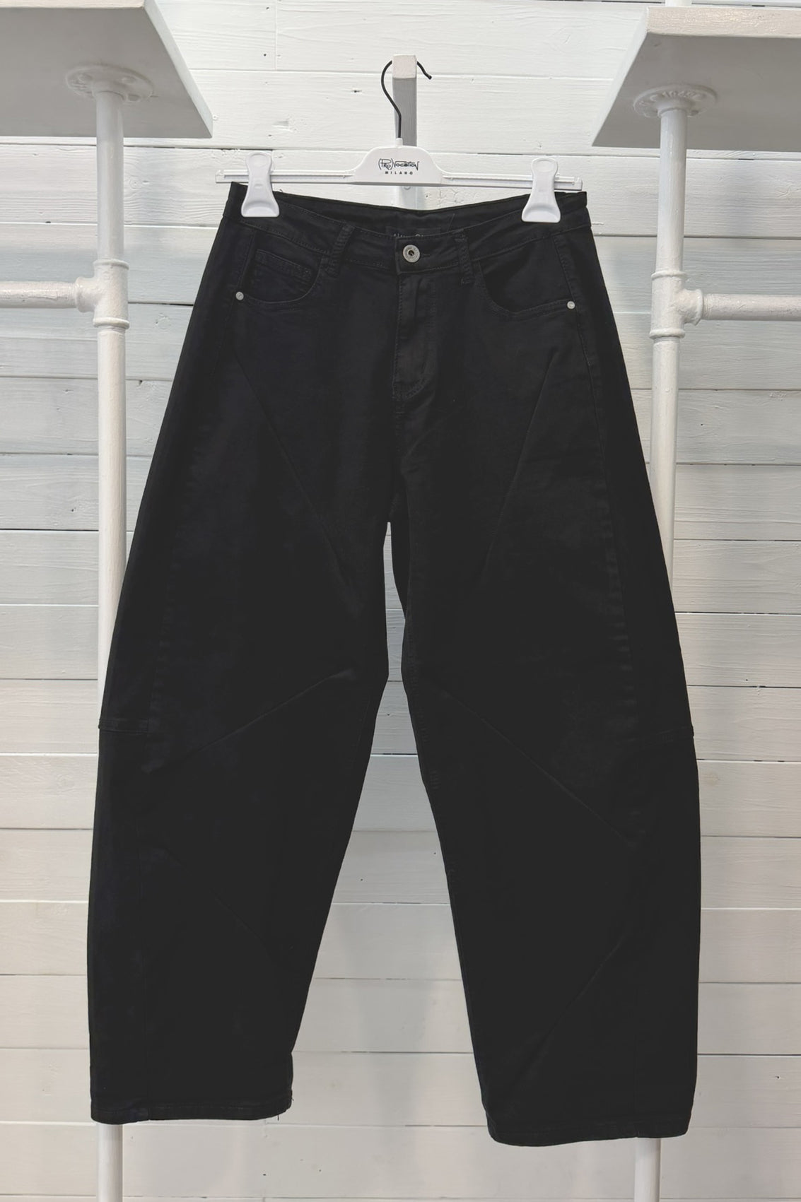 Pantalone wide leg con tagli geometrici