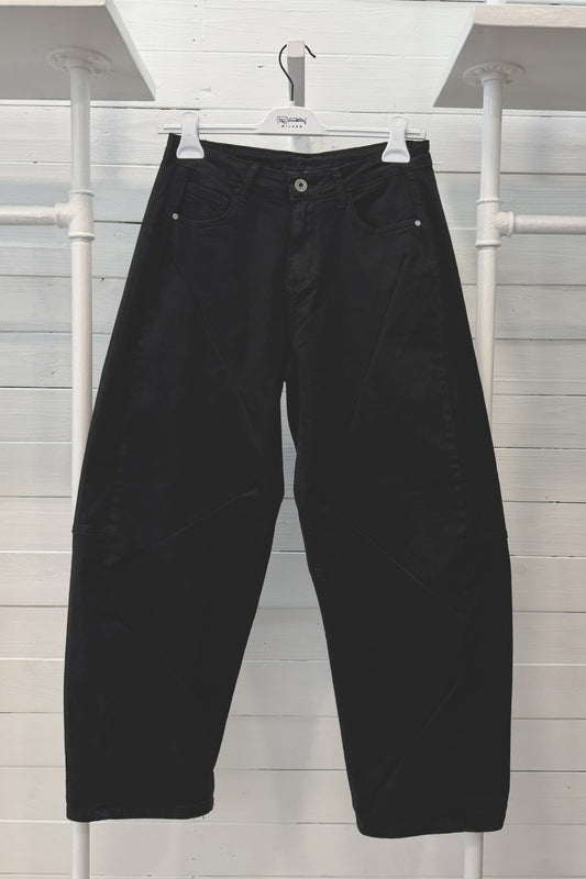 Pantalone wide leg con tagli geometrici