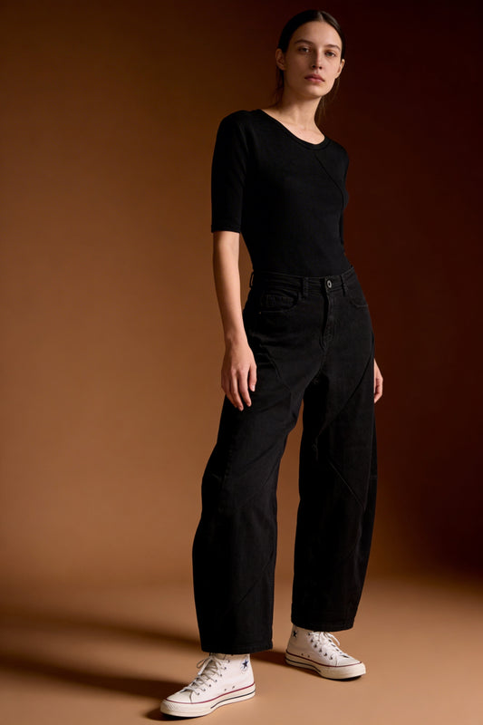 Pantalone wide leg con tagli geometrici