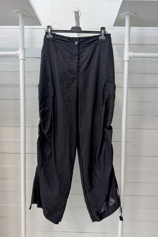 Pantalone ampio in lino con dettagli arricciati