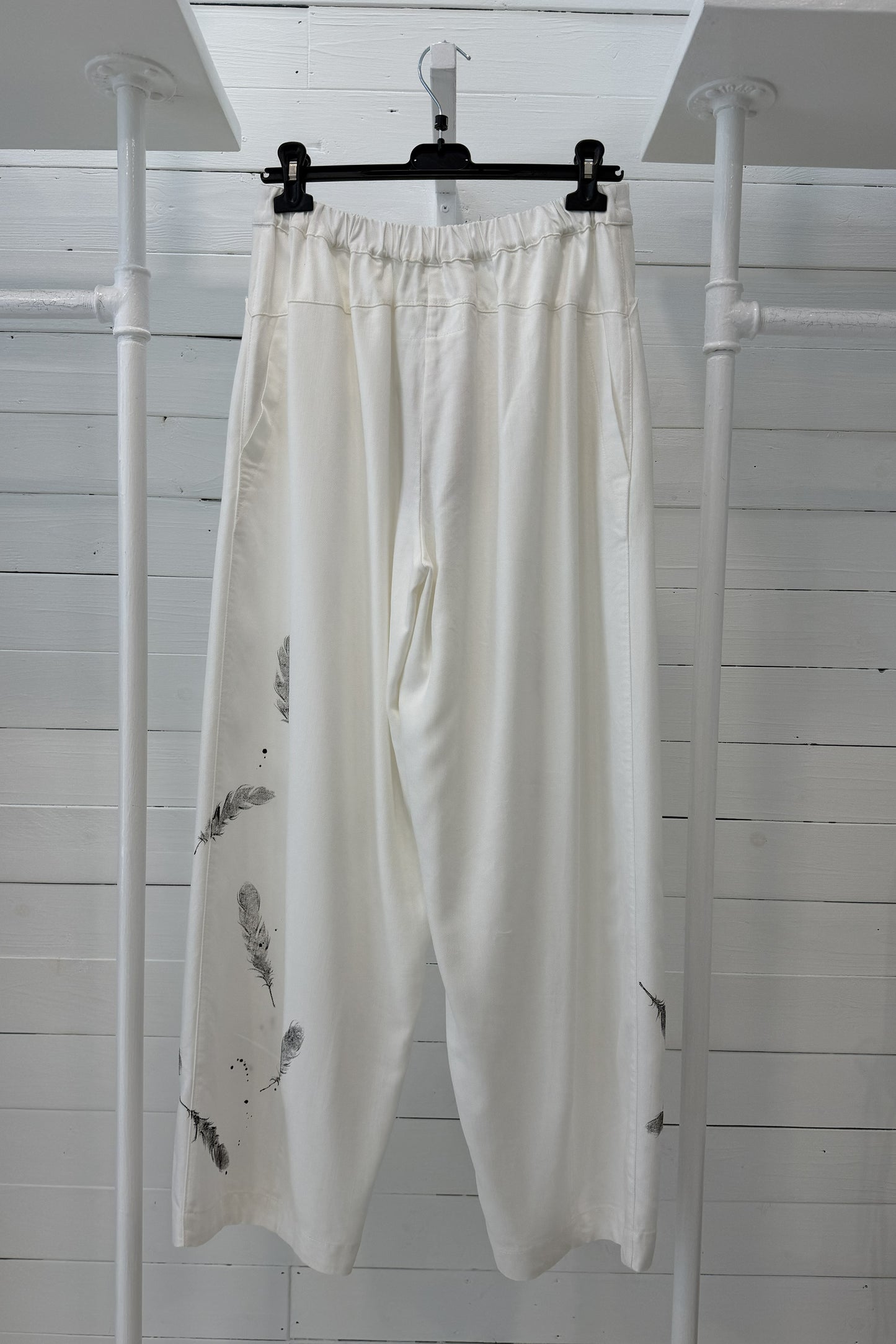 Pantalone stampa piume