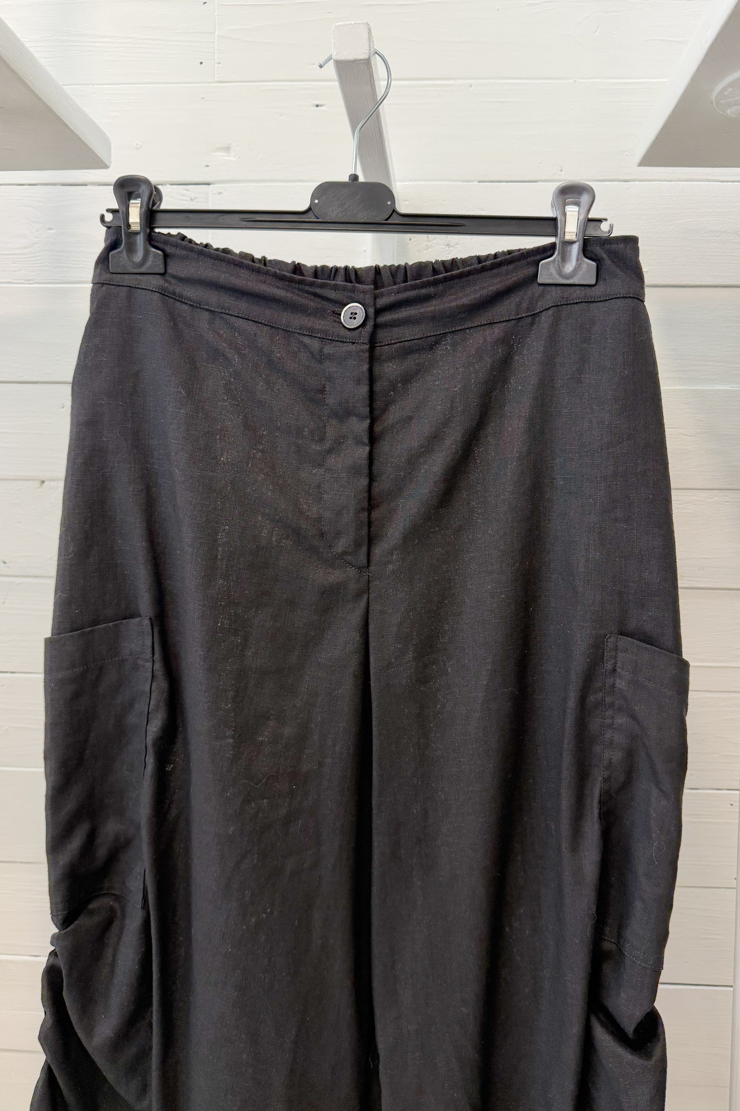 Pantalone ampio in lino con dettagli arricciati