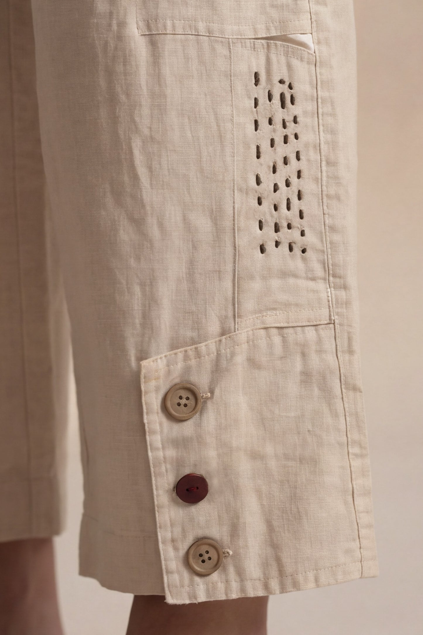 Completo in lino con dettagli sartoriali