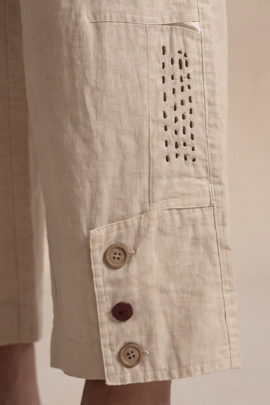 Pantalone in lino con dettagli sartoriali e bottoni