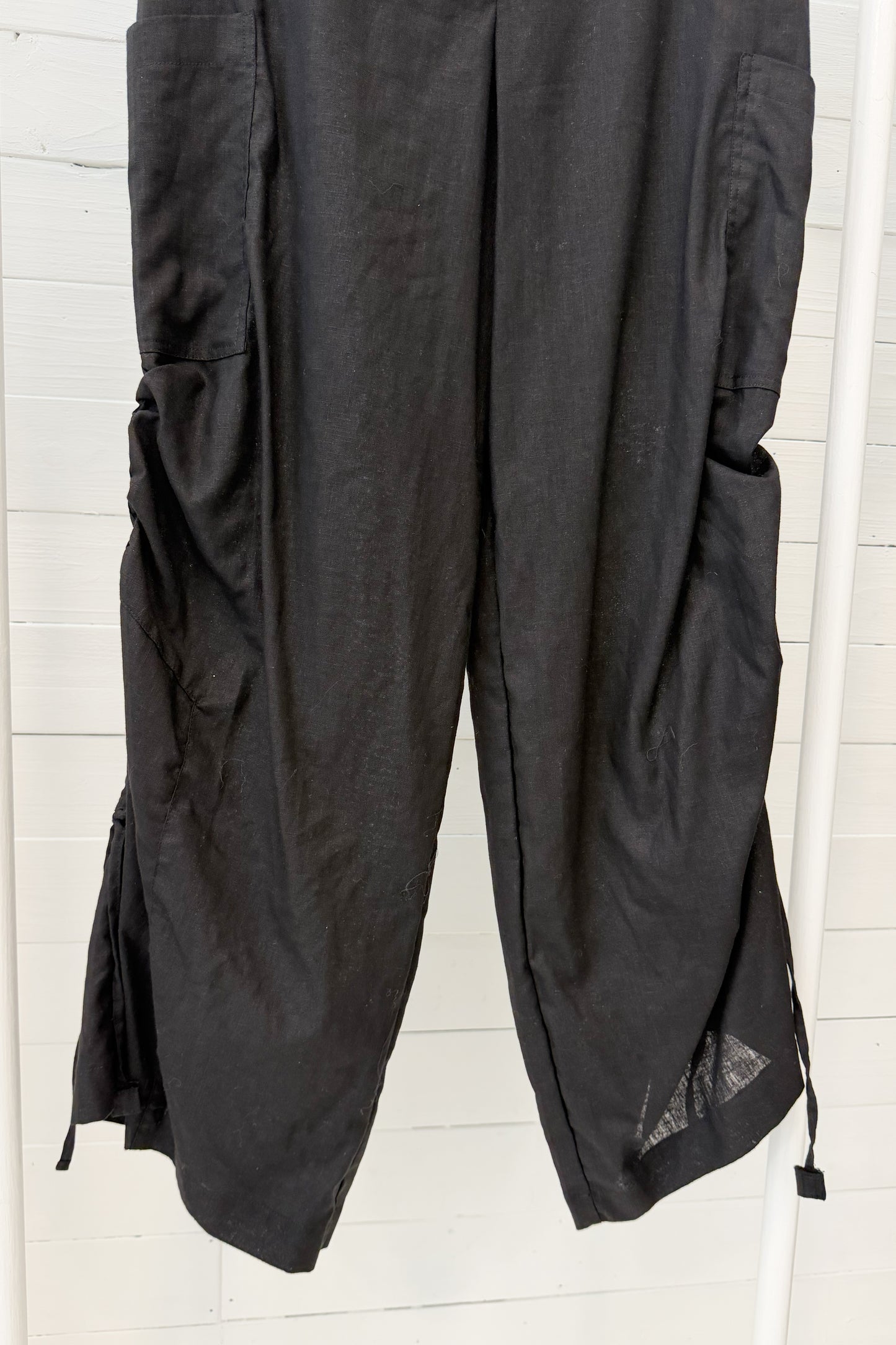 Pantalone ampio in lino con dettagli arricciati