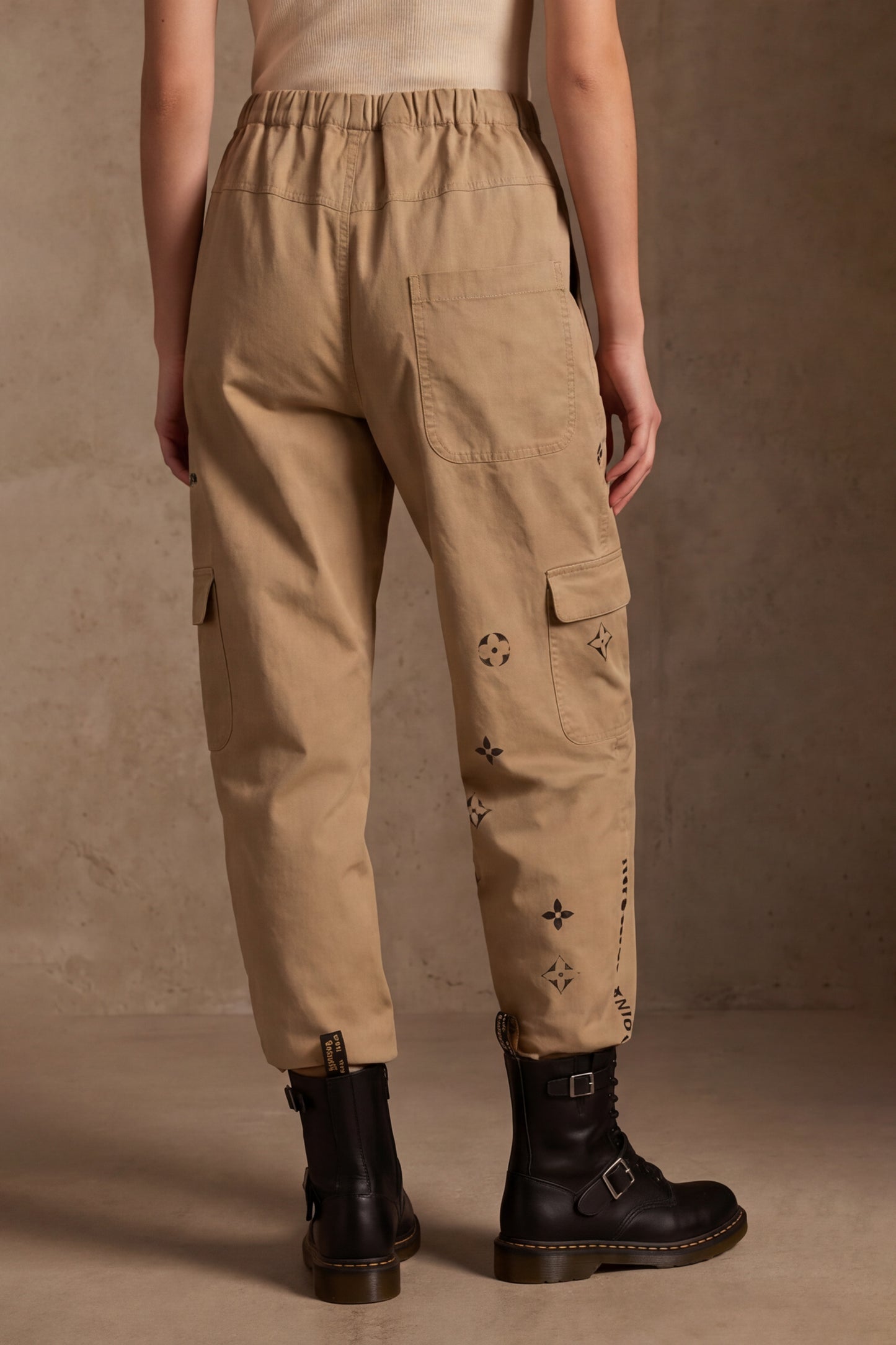 Pantalone Cargo con Stampe Grafiche