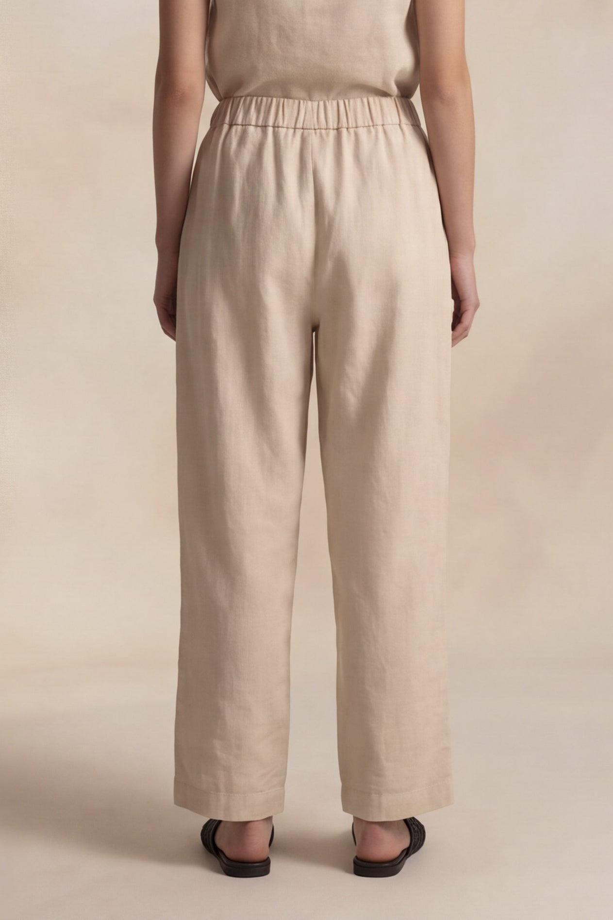 Completo in lino con dettagli sartoriali