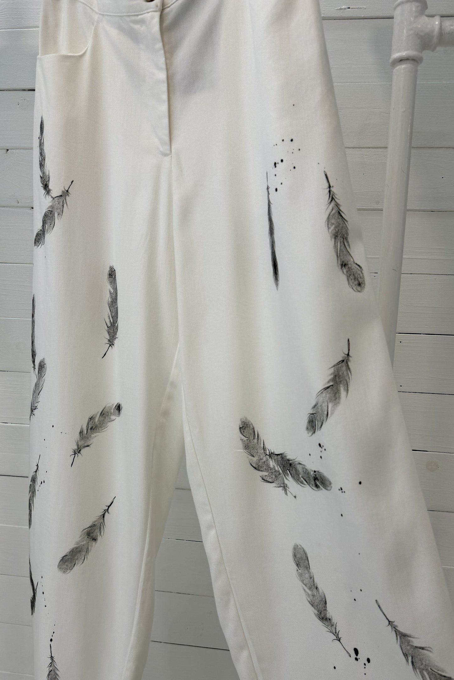 Pantalone stampa piume