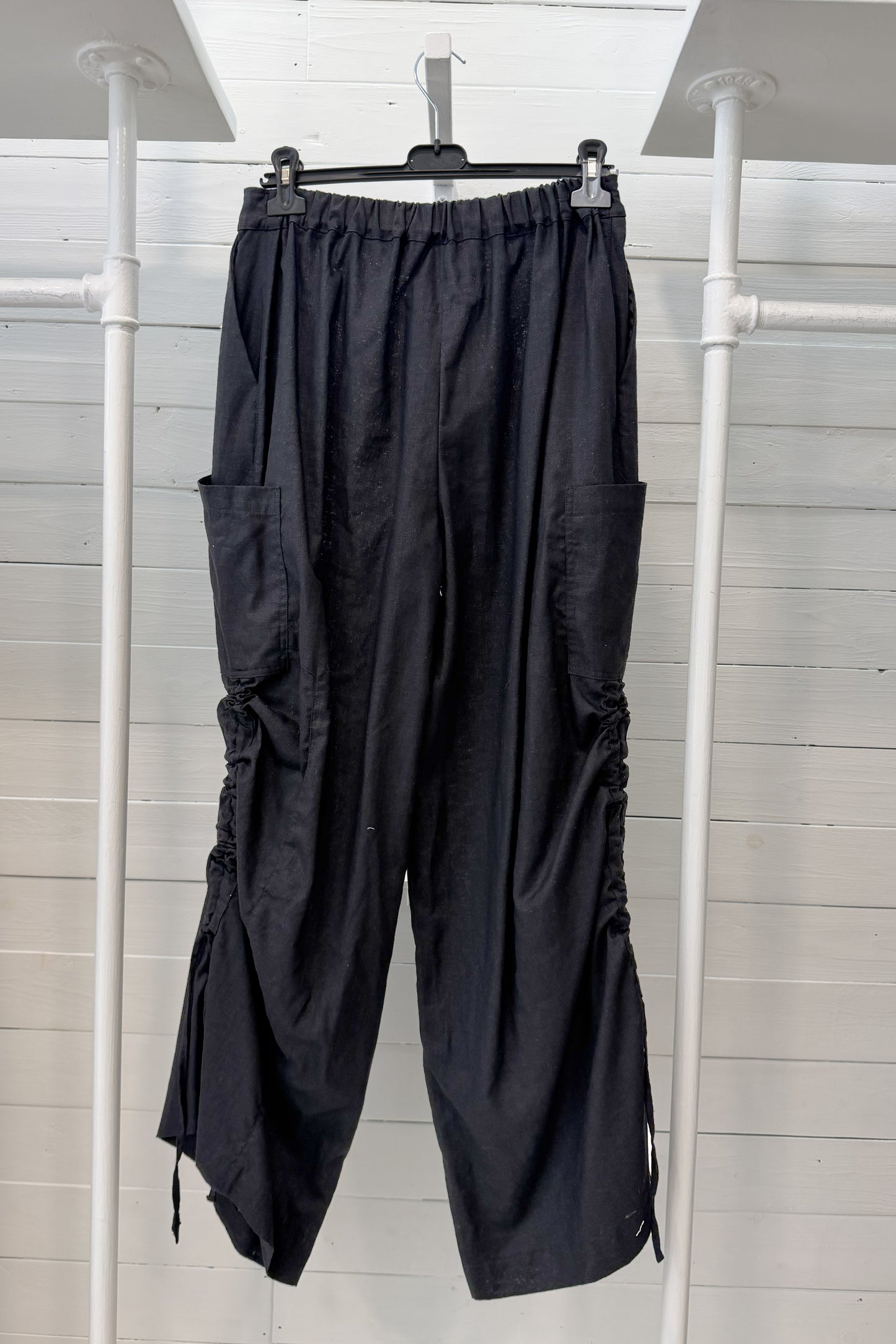 Pantalone ampio in lino con dettagli arricciati