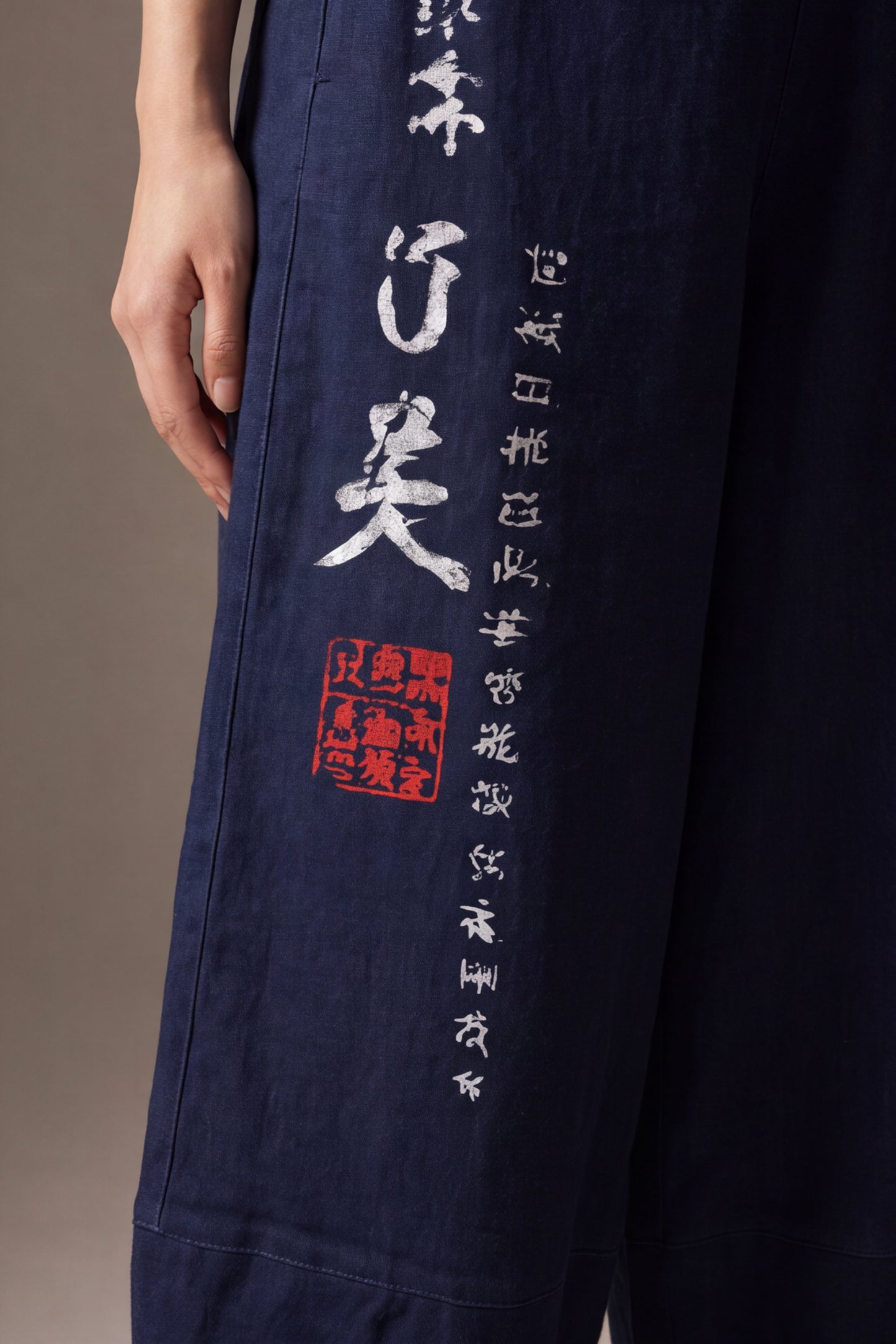 Pantalone Effetto Jeans con Stampe Grafiche