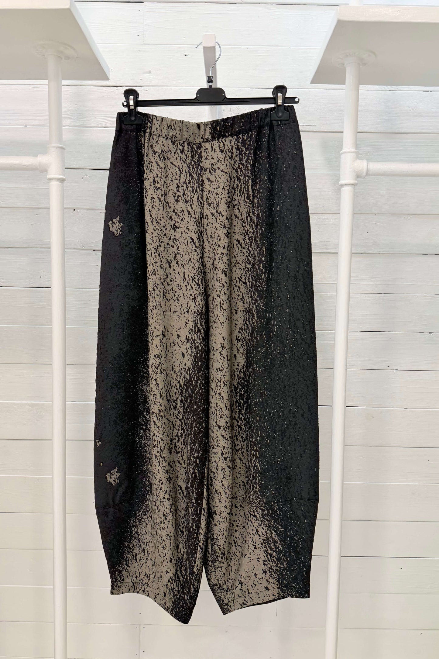 Pantalone con stampa effetto marmorizzato