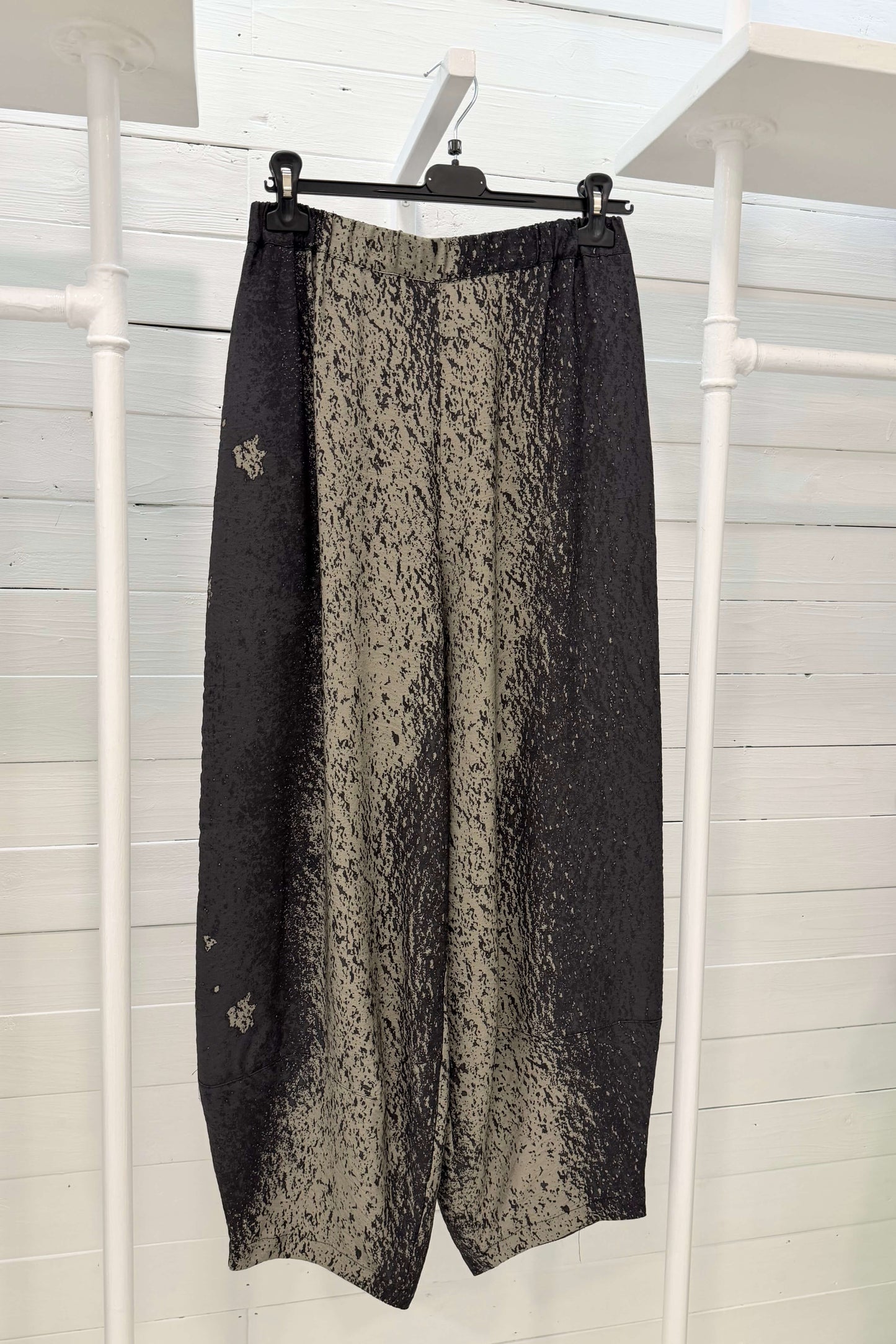 Pantalone con stampa effetto marmorizzato