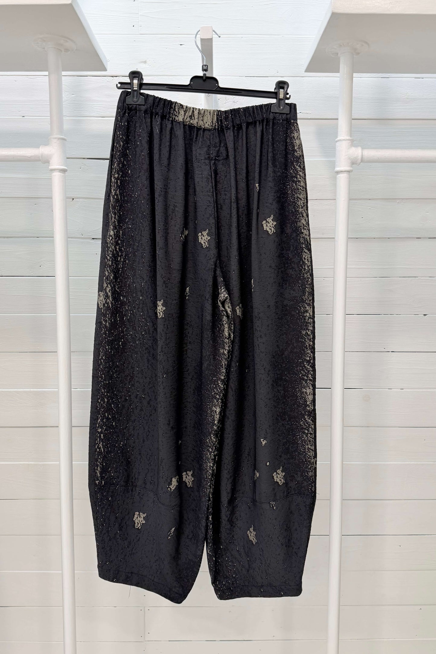 Pantalone con stampa effetto marmorizzato