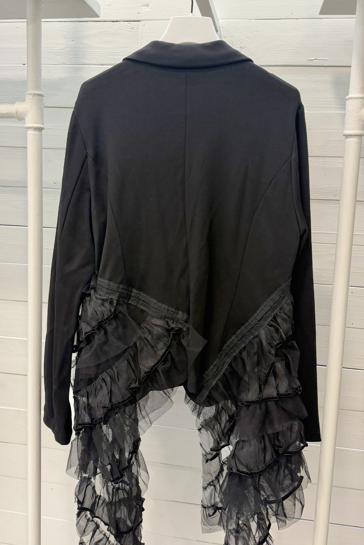 Blazer asimmetrico con ruches e manicotti in tulle