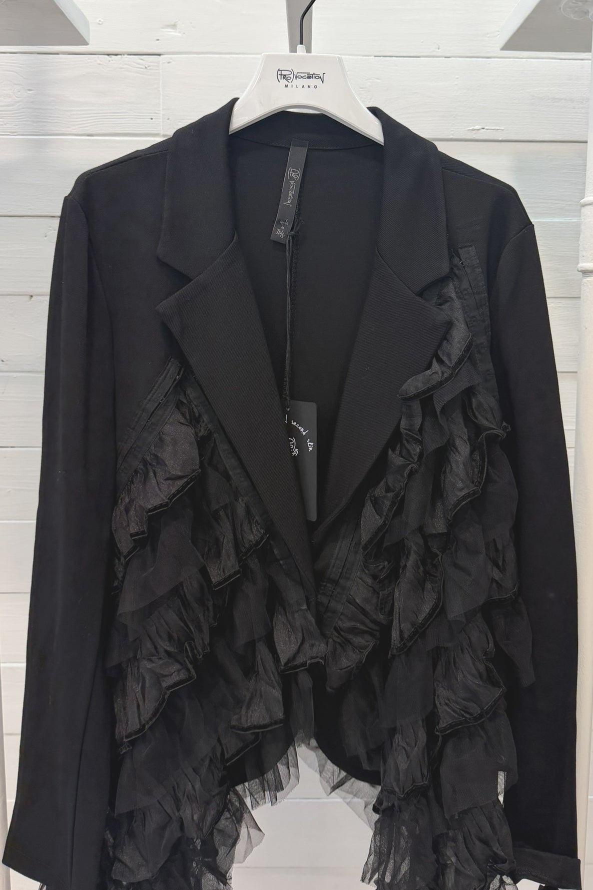 Blazer asimmetrico con ruches e manicotti in tulle