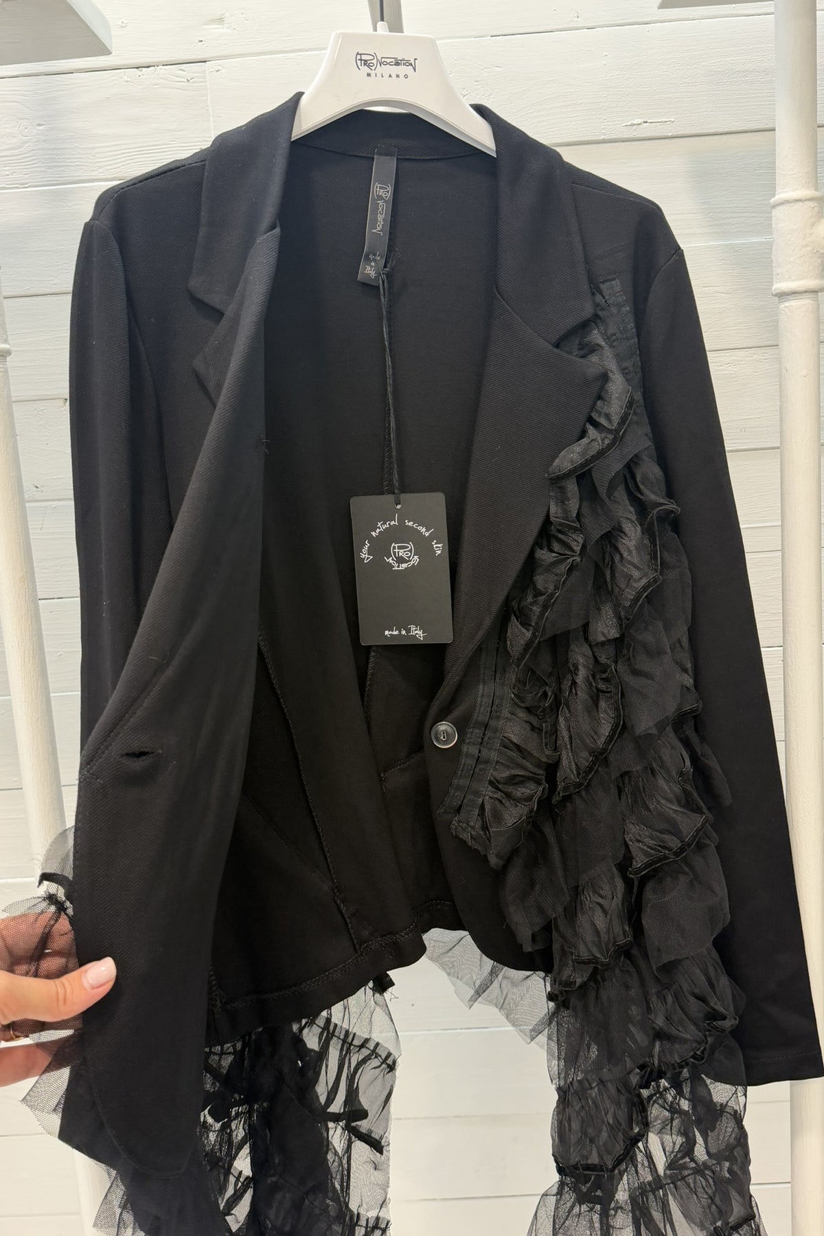 Blazer asimmetrico con ruches e manicotti in tulle