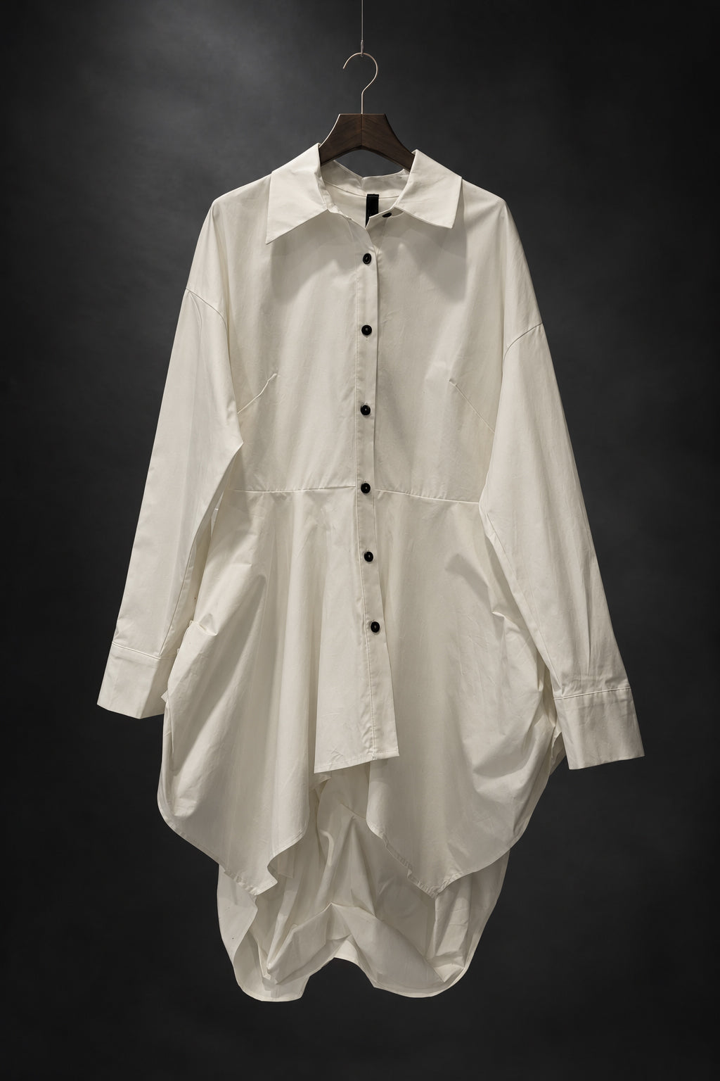 Camicia lunga asimmetrica con fondo drappeggiato