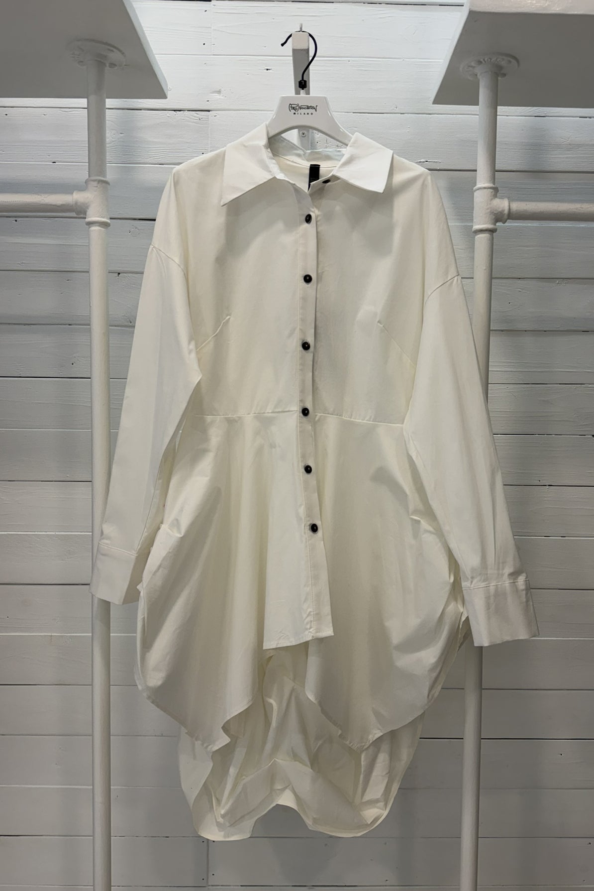 Camicia lunga asimmetrica con fondo drappeggiato