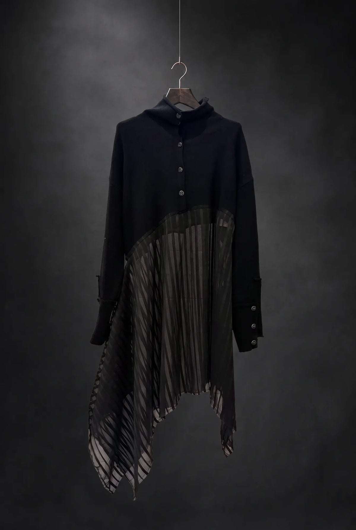 Maglia asimmetrica con inserto trasparente