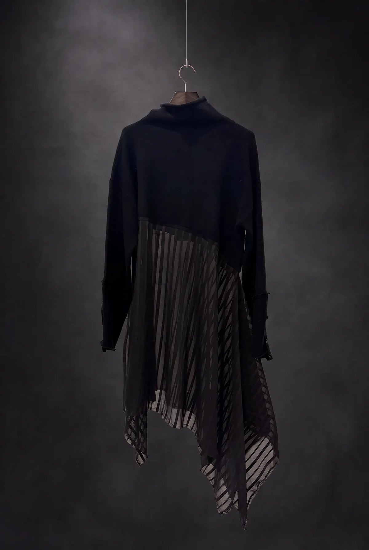 Maglia asimmetrica con inserto trasparente
