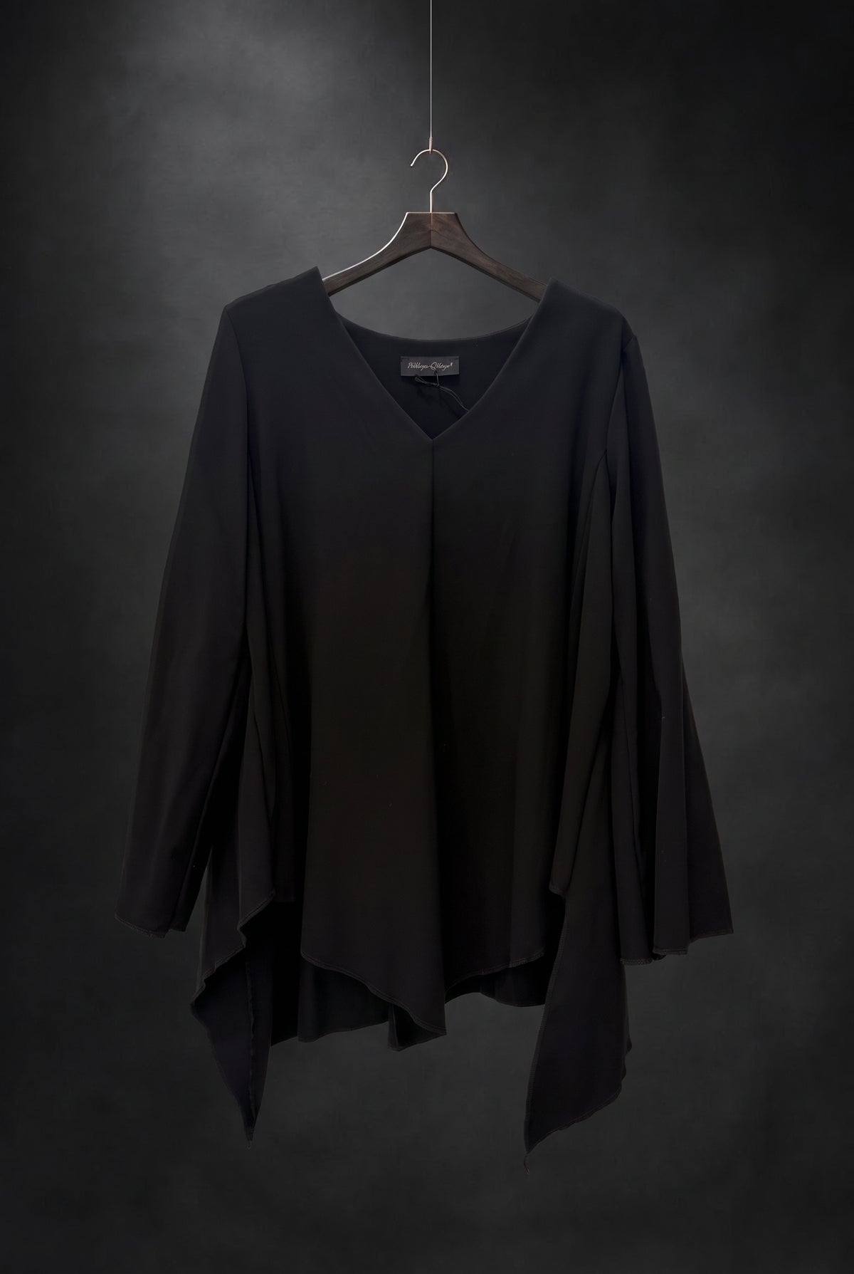Maglia asimmetrica con scollo a V