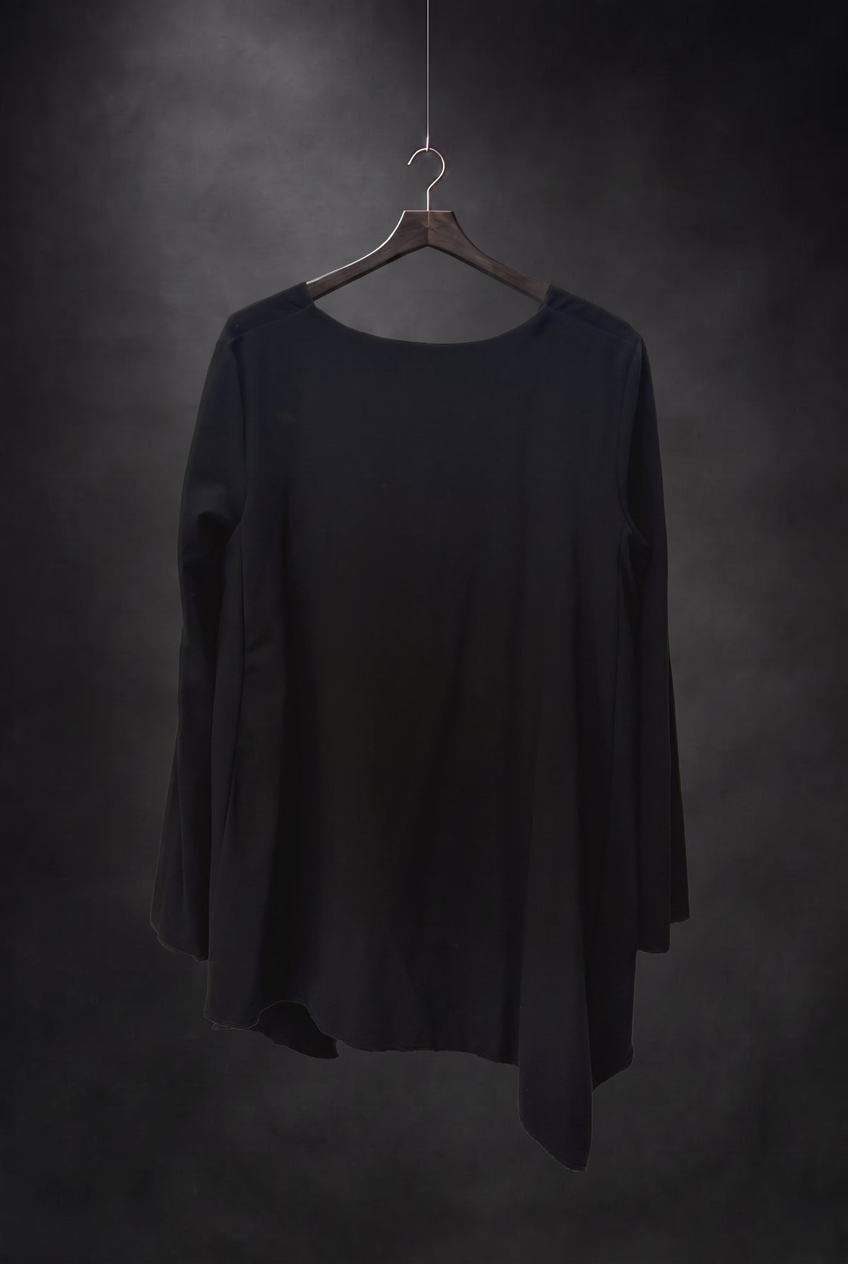 Maglia asimmetrica con scollo a V