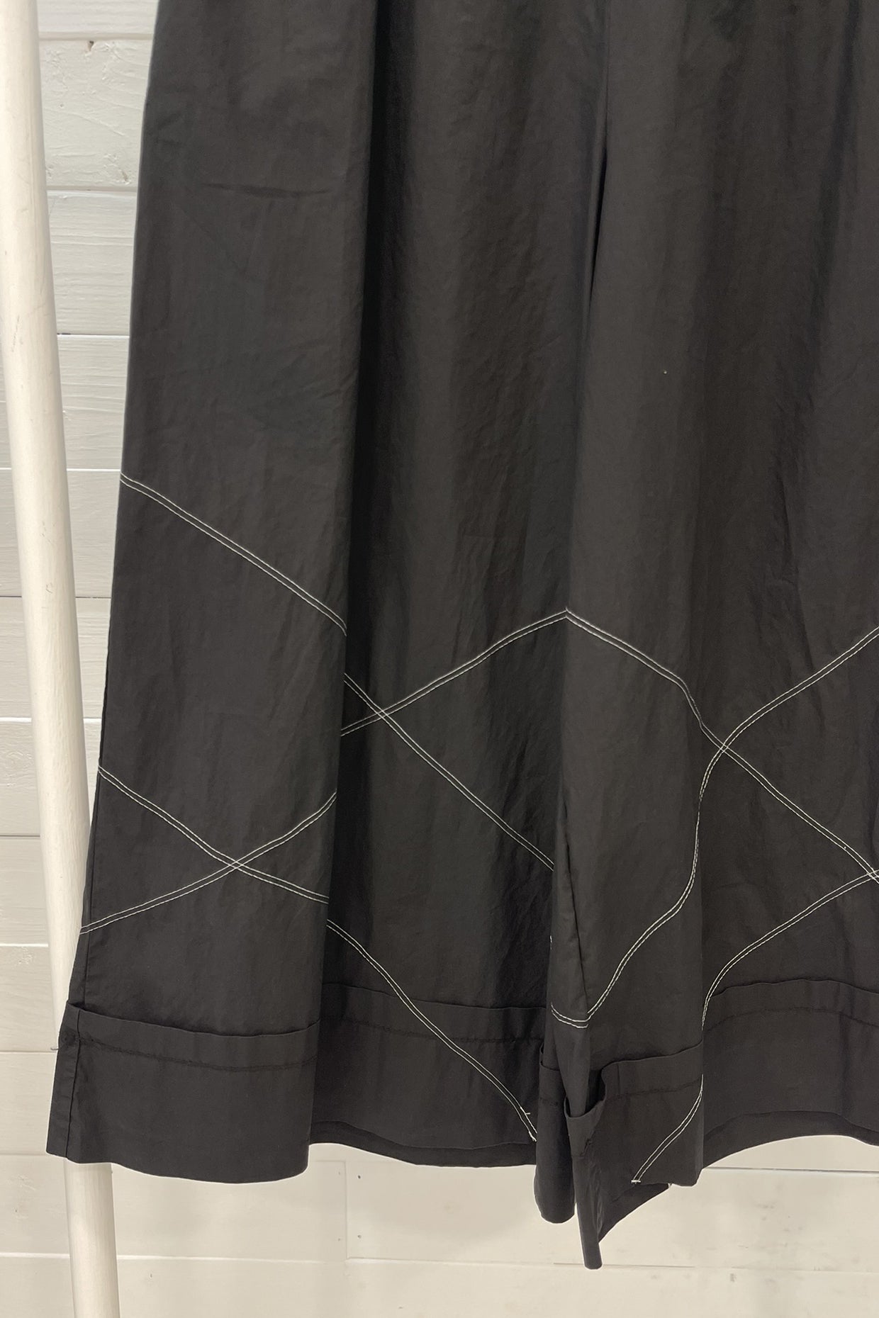 Pantalone in cotone con cuciture a contrasto