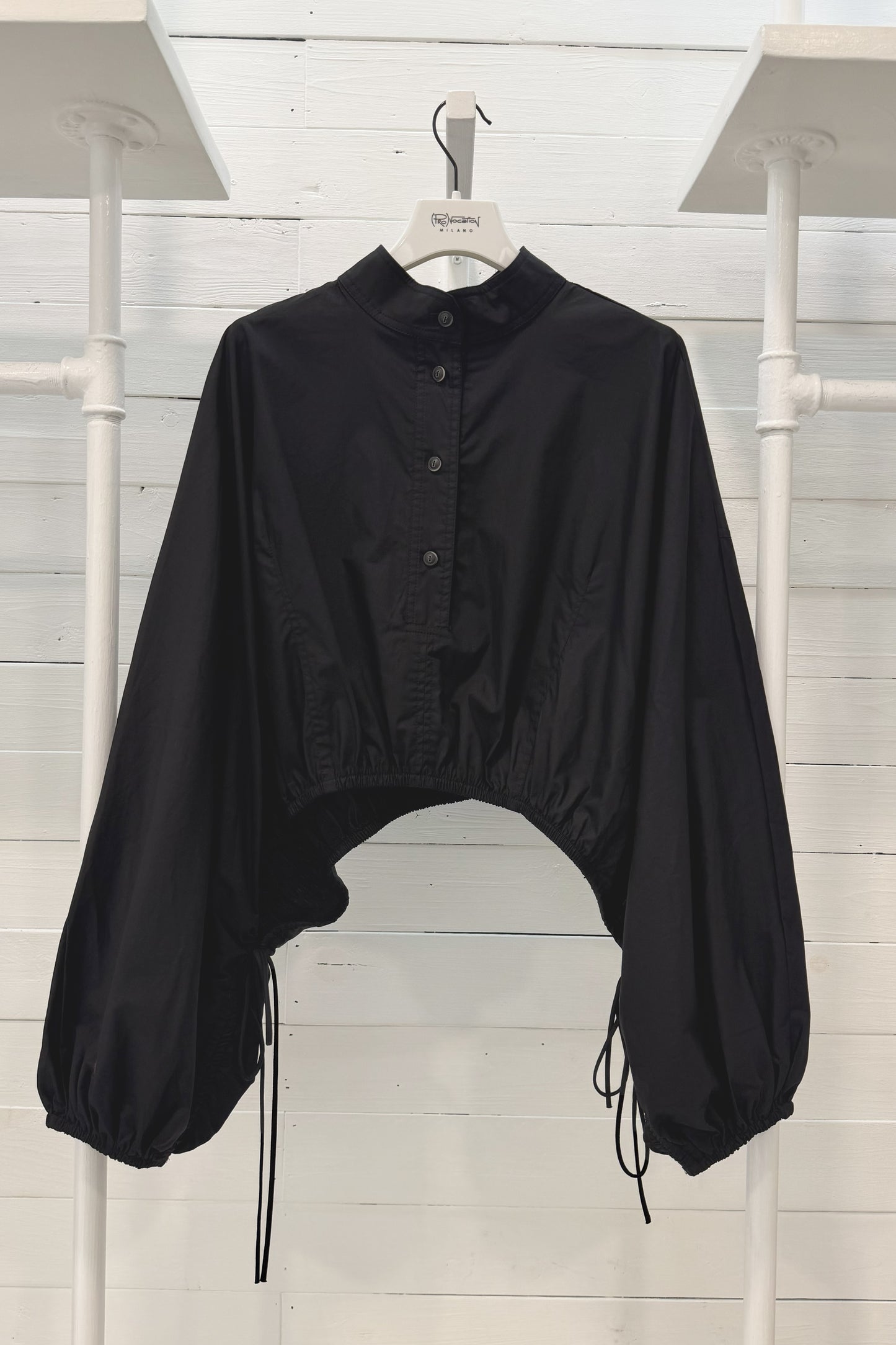 Camicia cropped nera con coulisse