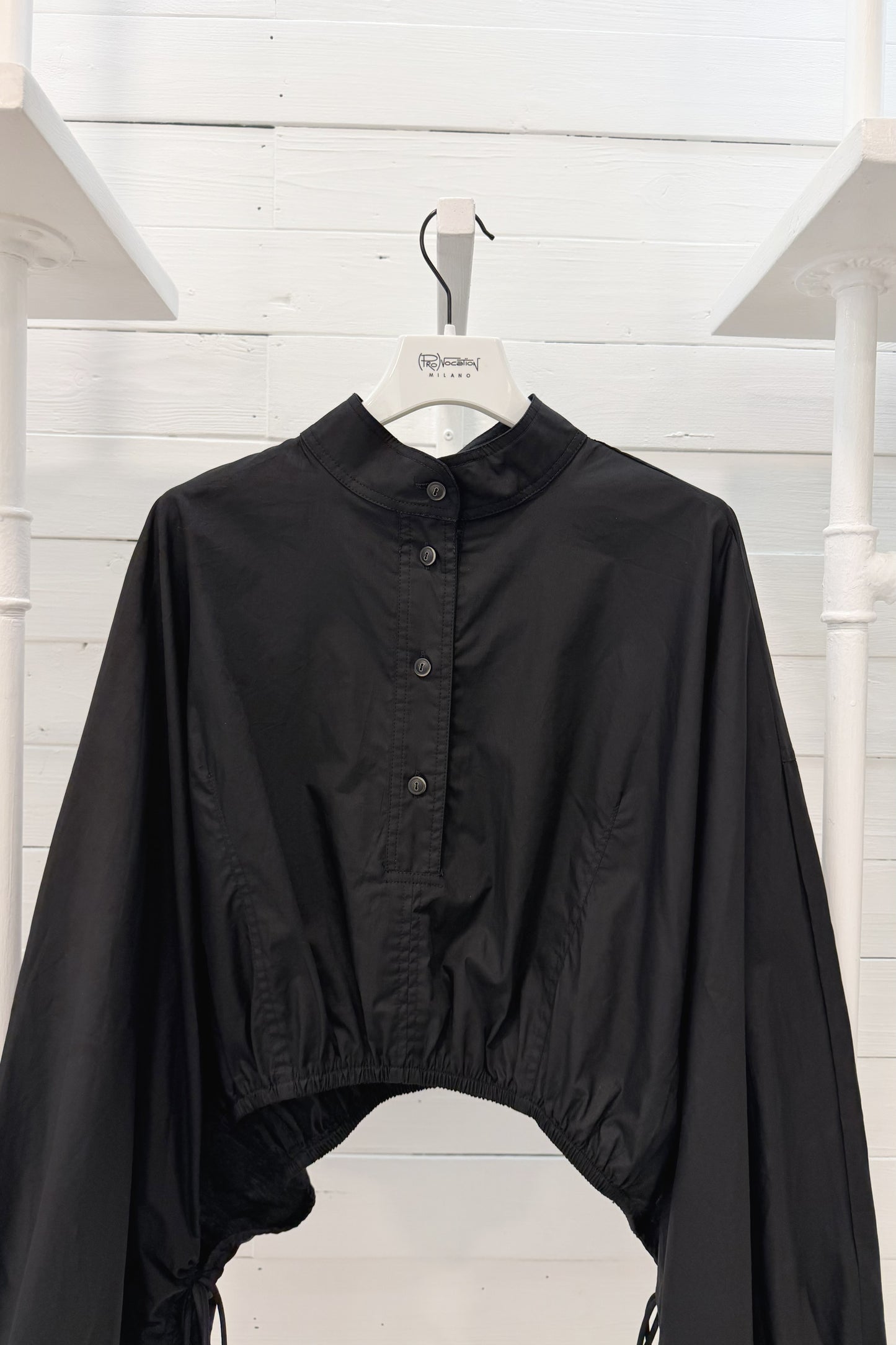 Camicia cropped nera con coulisse