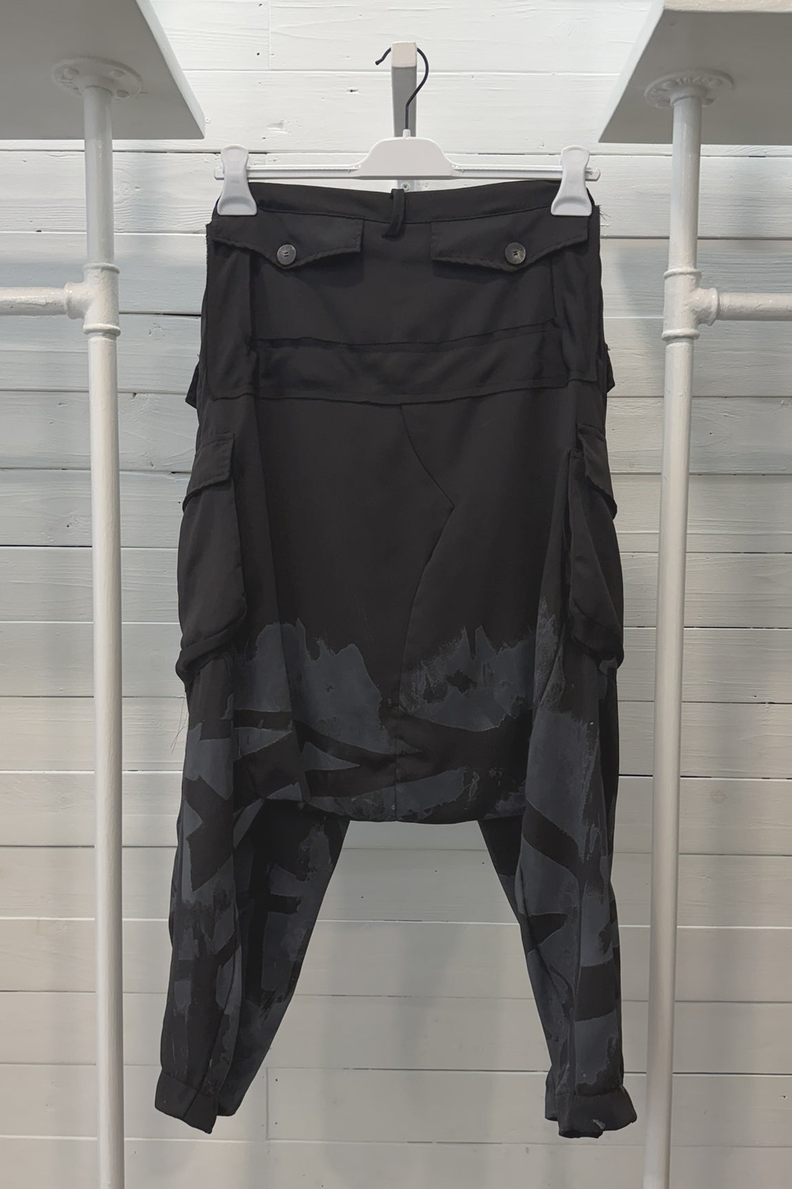 Pantalone cargo decostruito