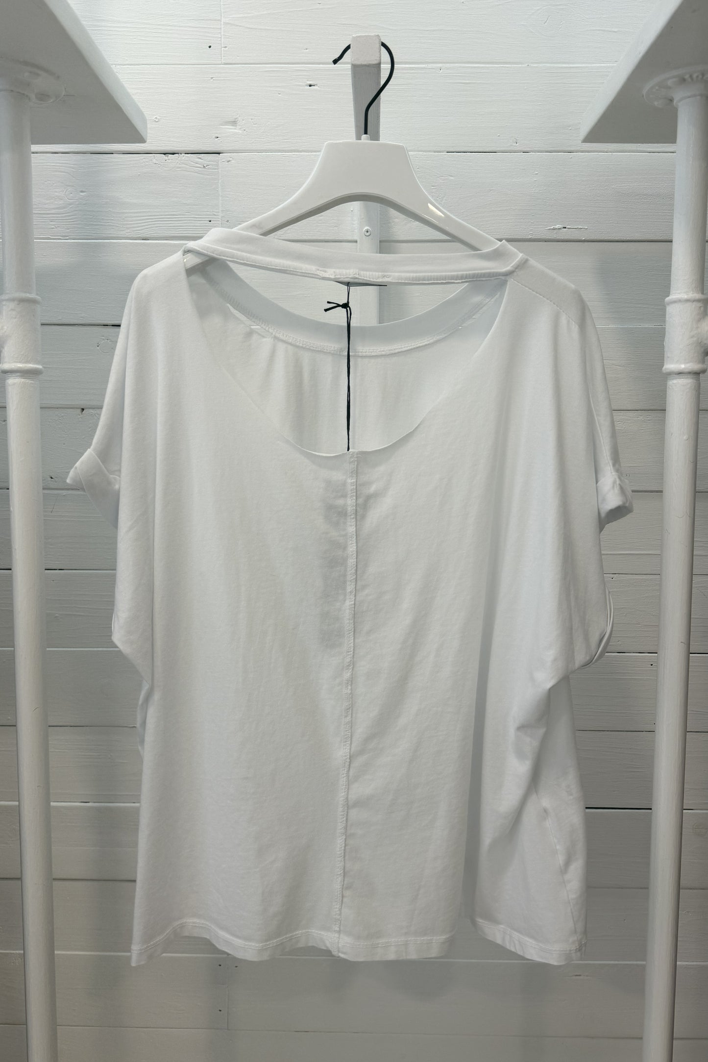 T-shirt con dettagli raw