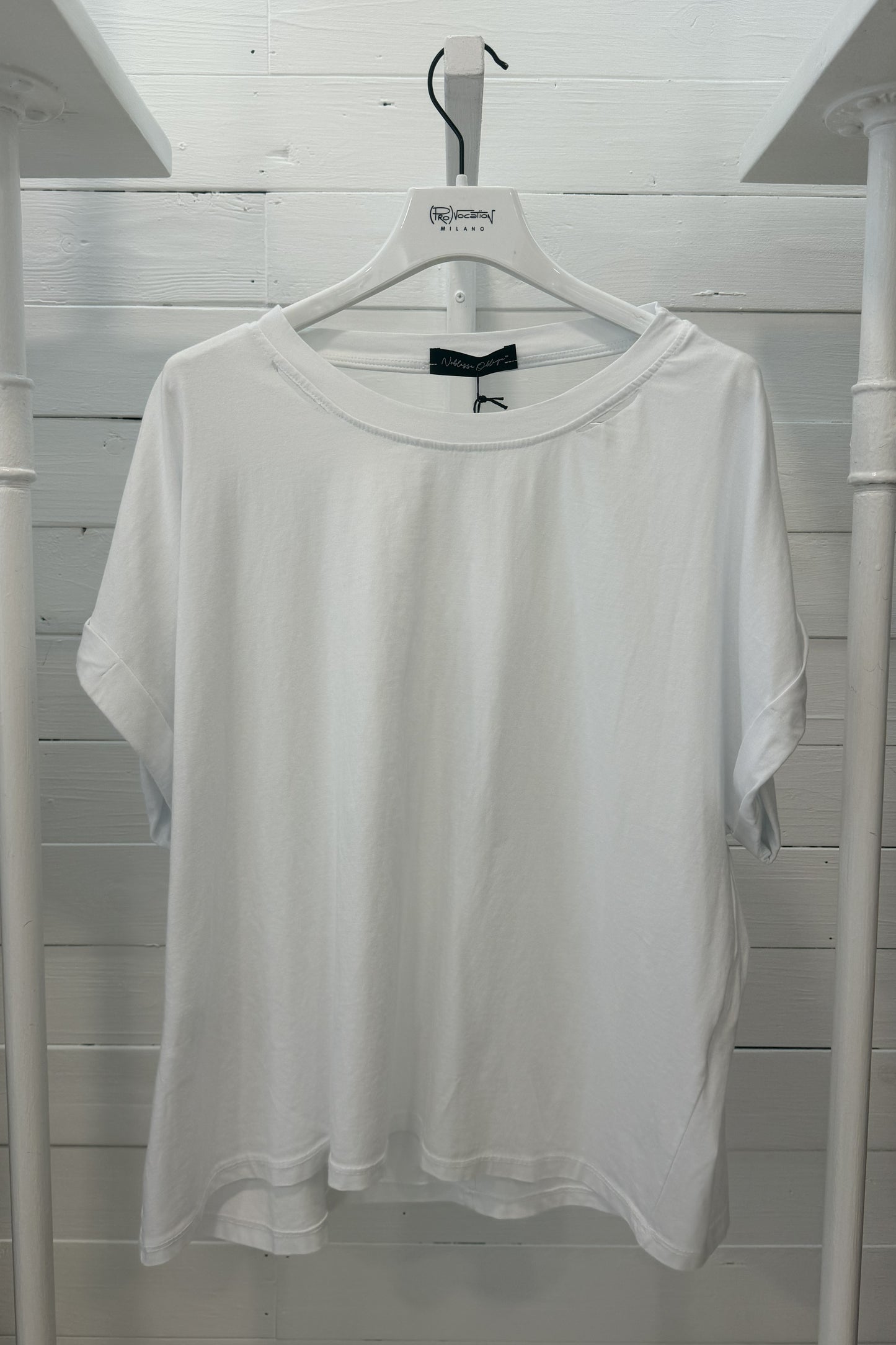 T-shirt con dettagli raw