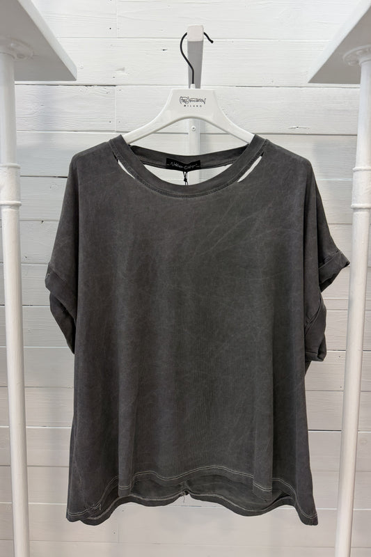 T-shirt con dettagli raw