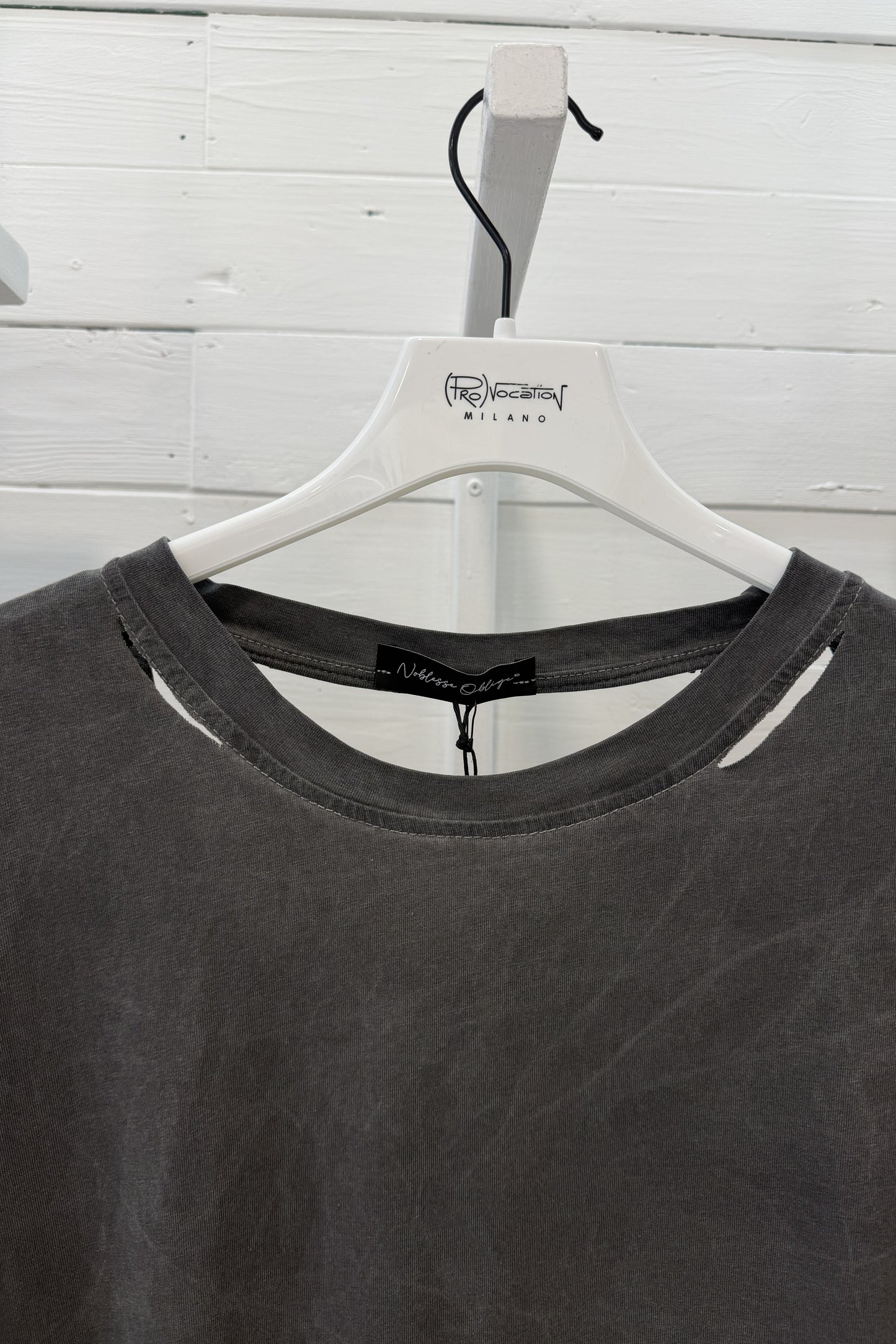T-shirt con dettagli raw