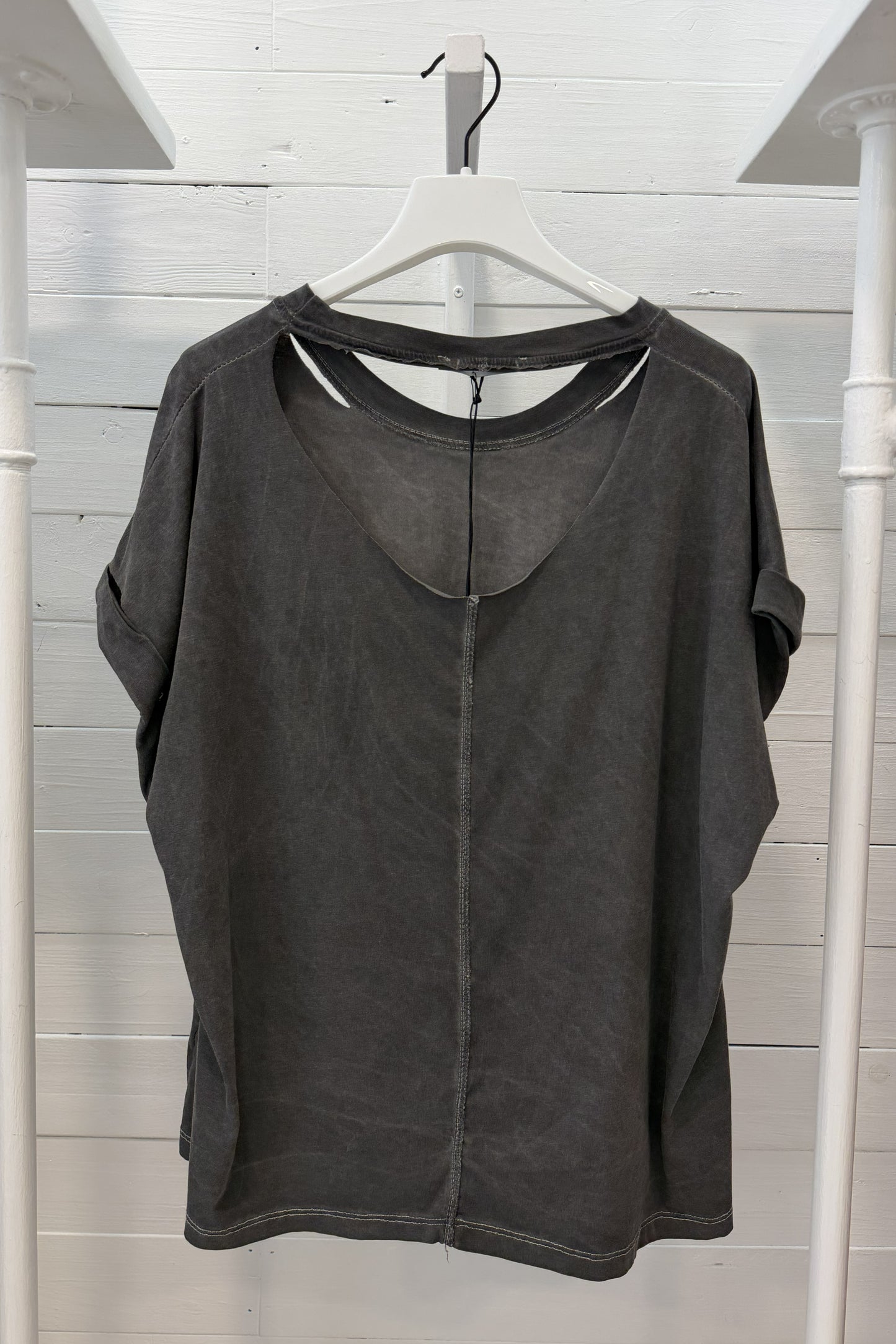 T-shirt con dettagli raw