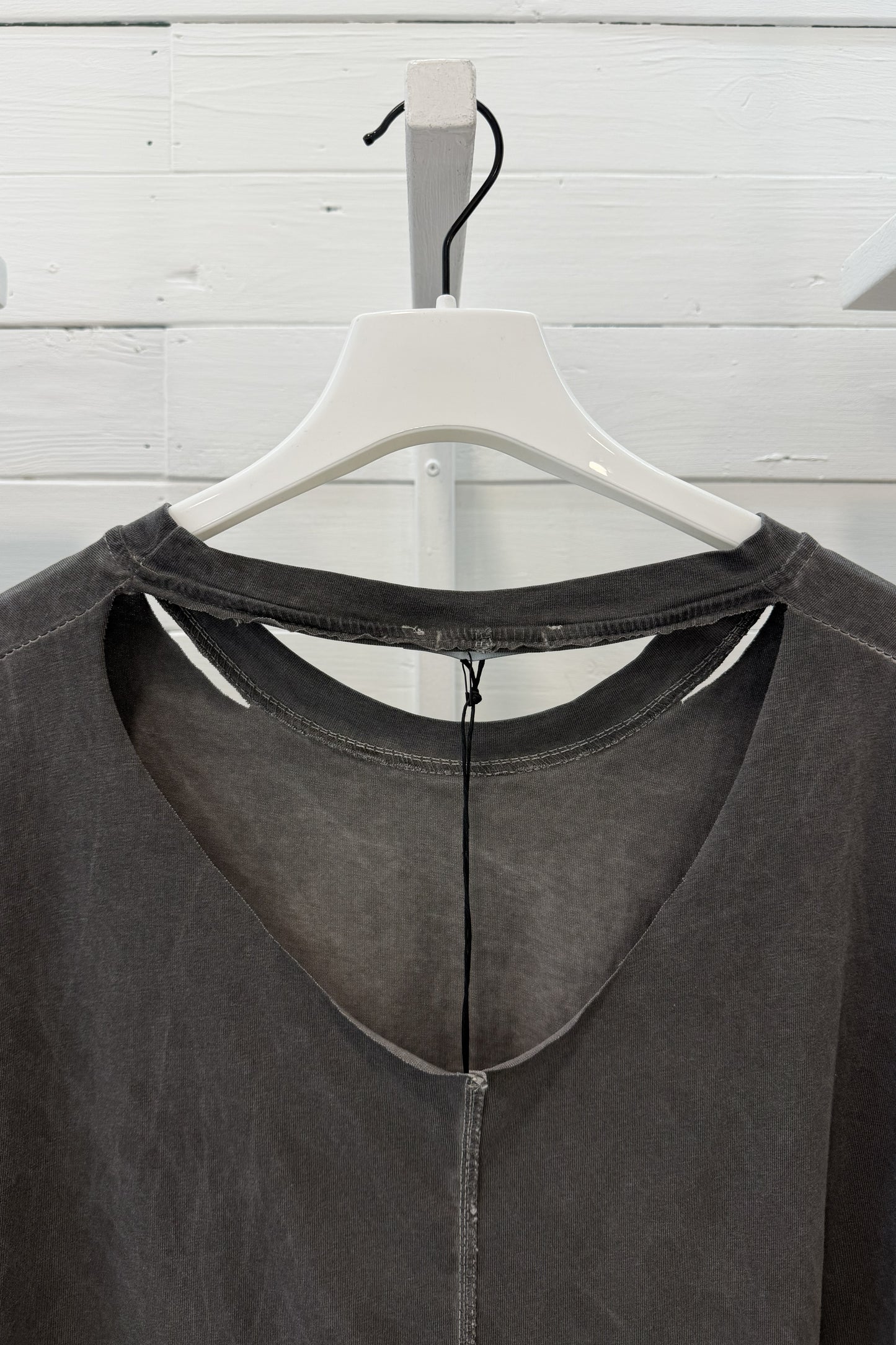 T-shirt con dettagli raw
