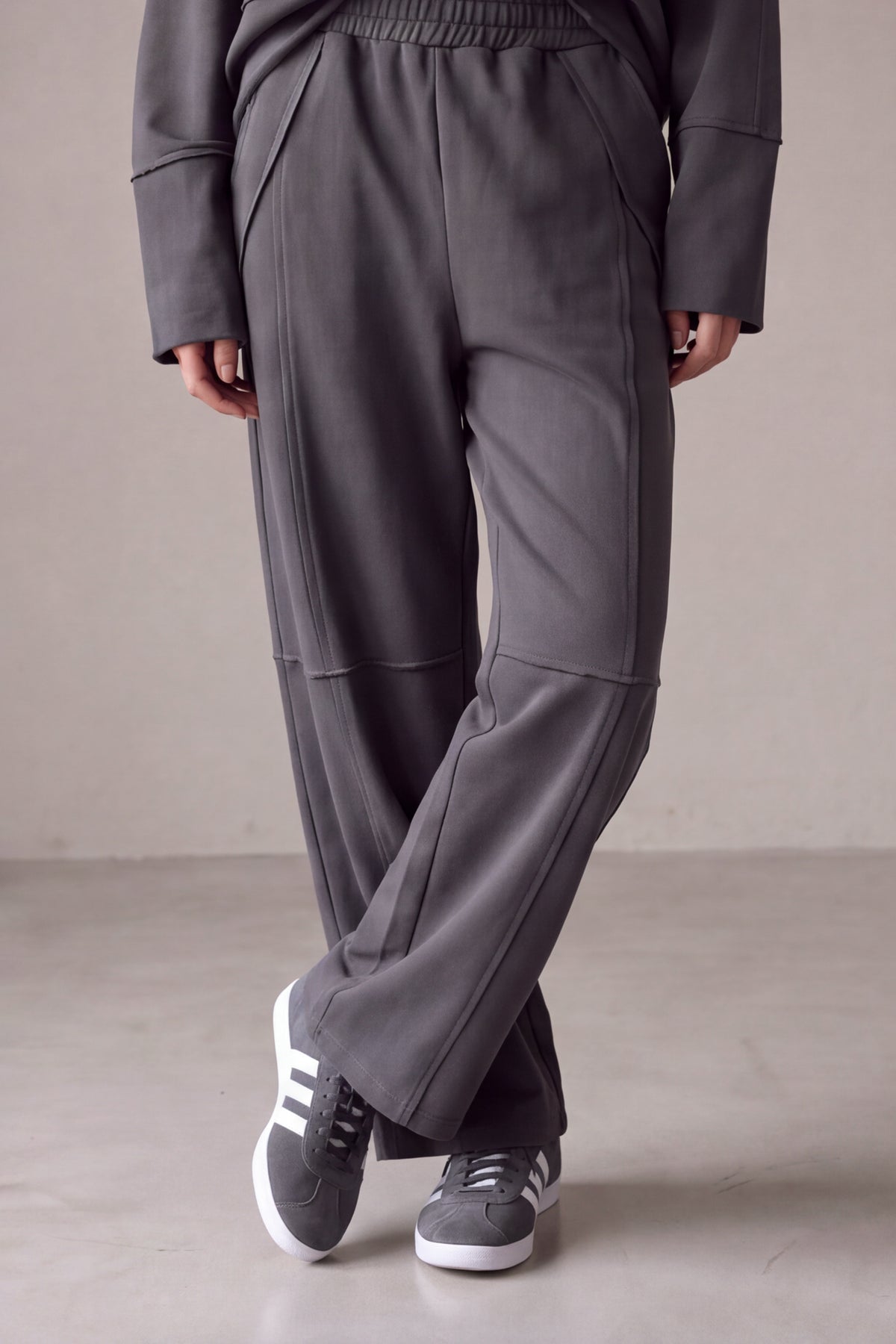 Pantalone con cuciture a vista