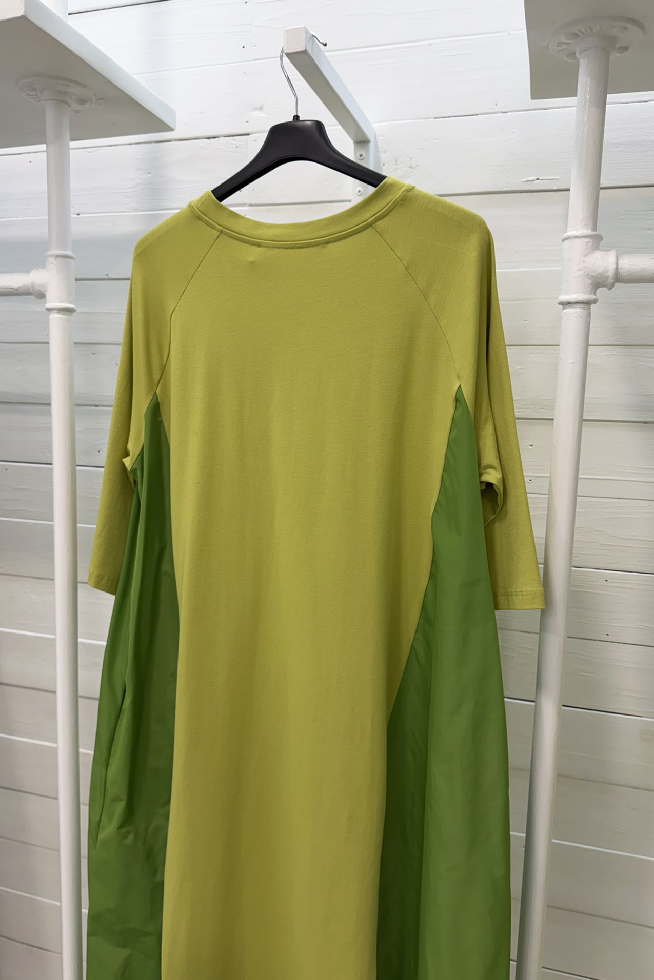 Abito bicolor con inserti tecnici