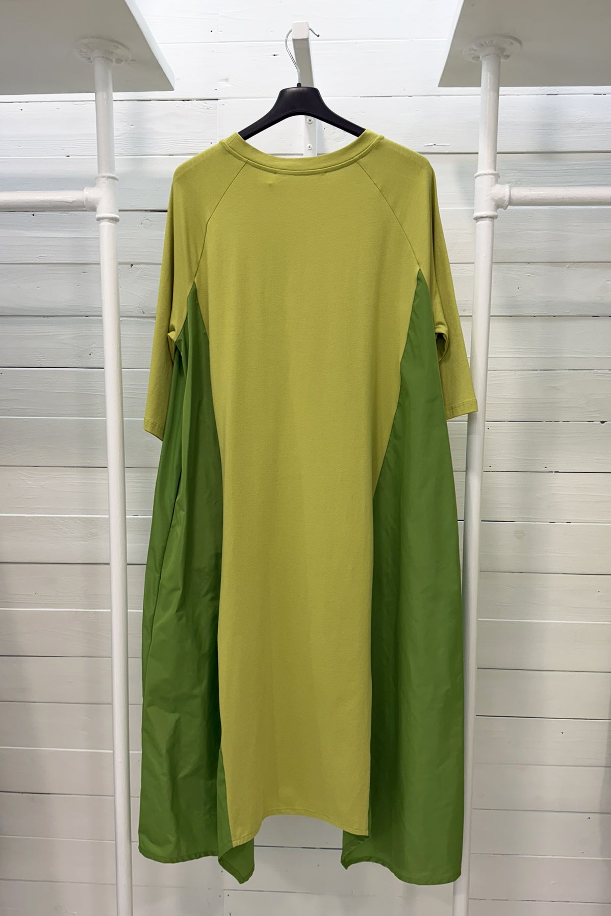 Abito bicolor con inserti tecnici