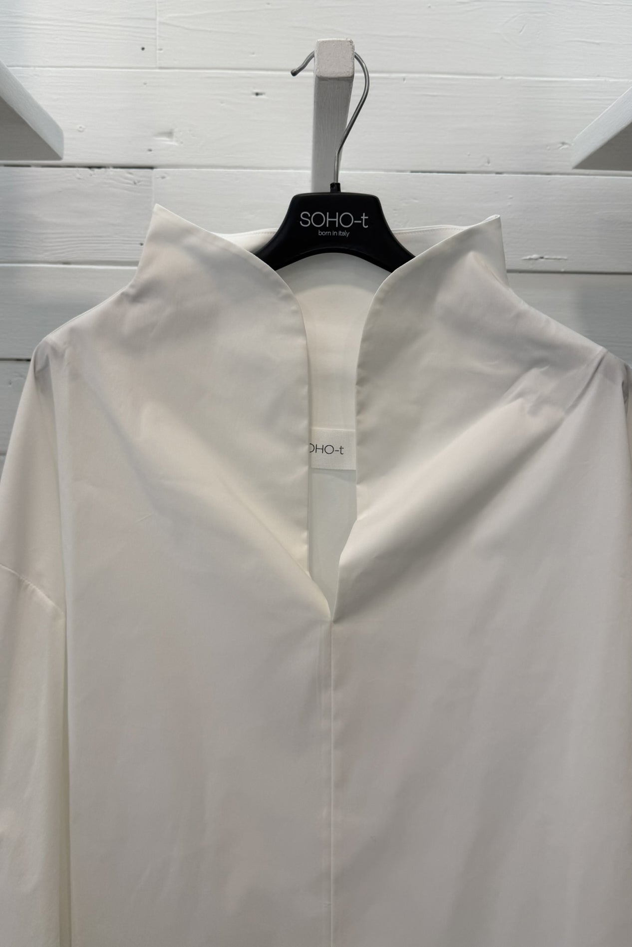 Blusa con collo strutturato