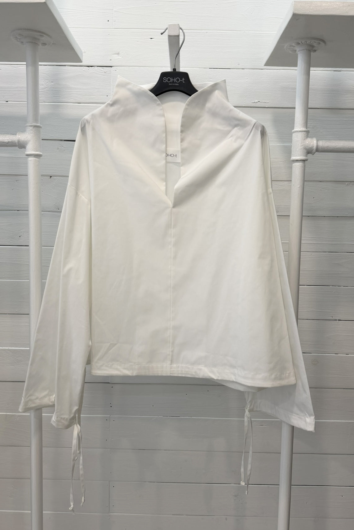 Blusa con collo strutturato