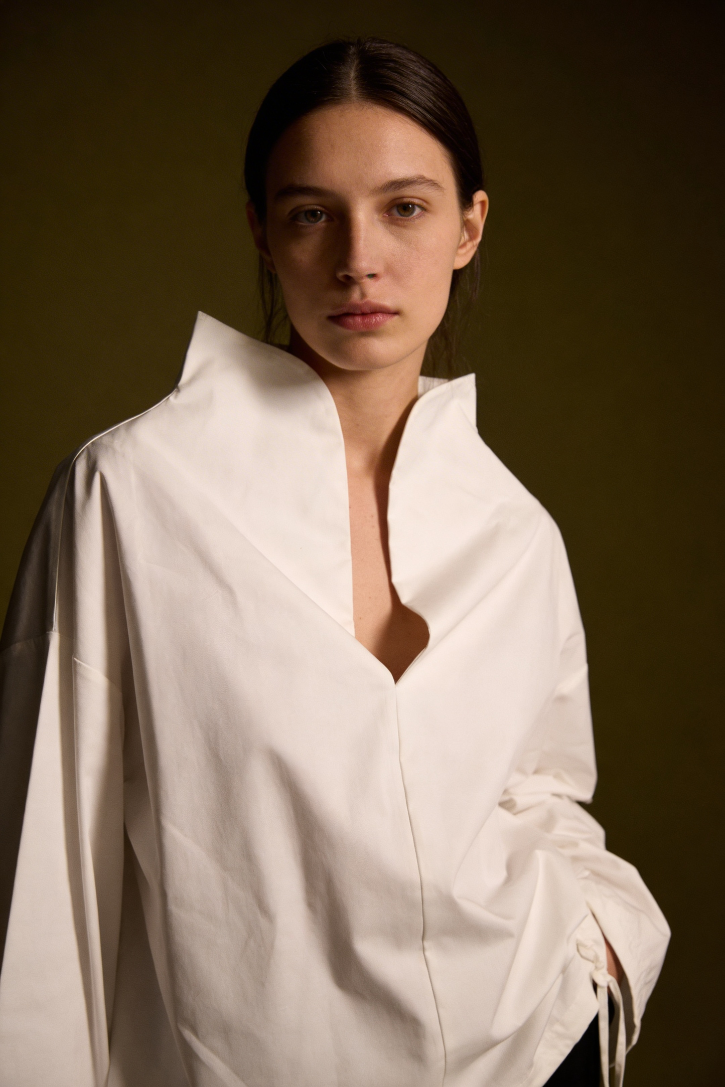 Blusa con collo strutturato