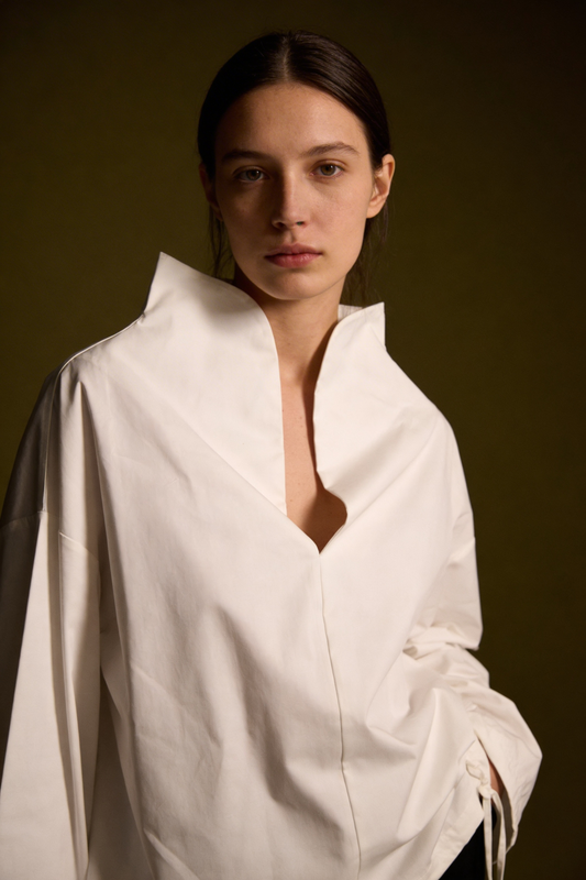 Blusa con collo strutturato