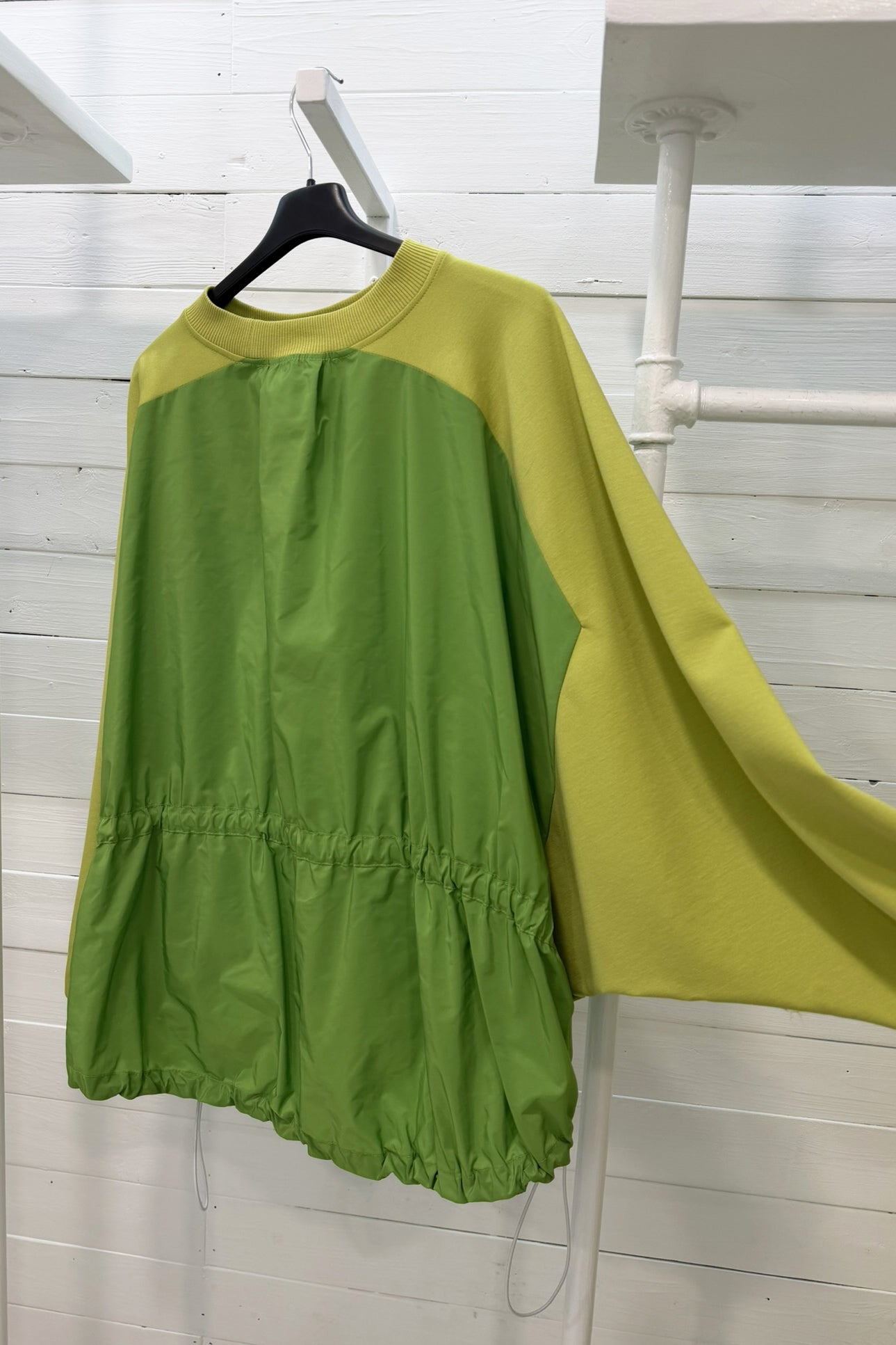 Felpa bicolor con coulisse regolabile